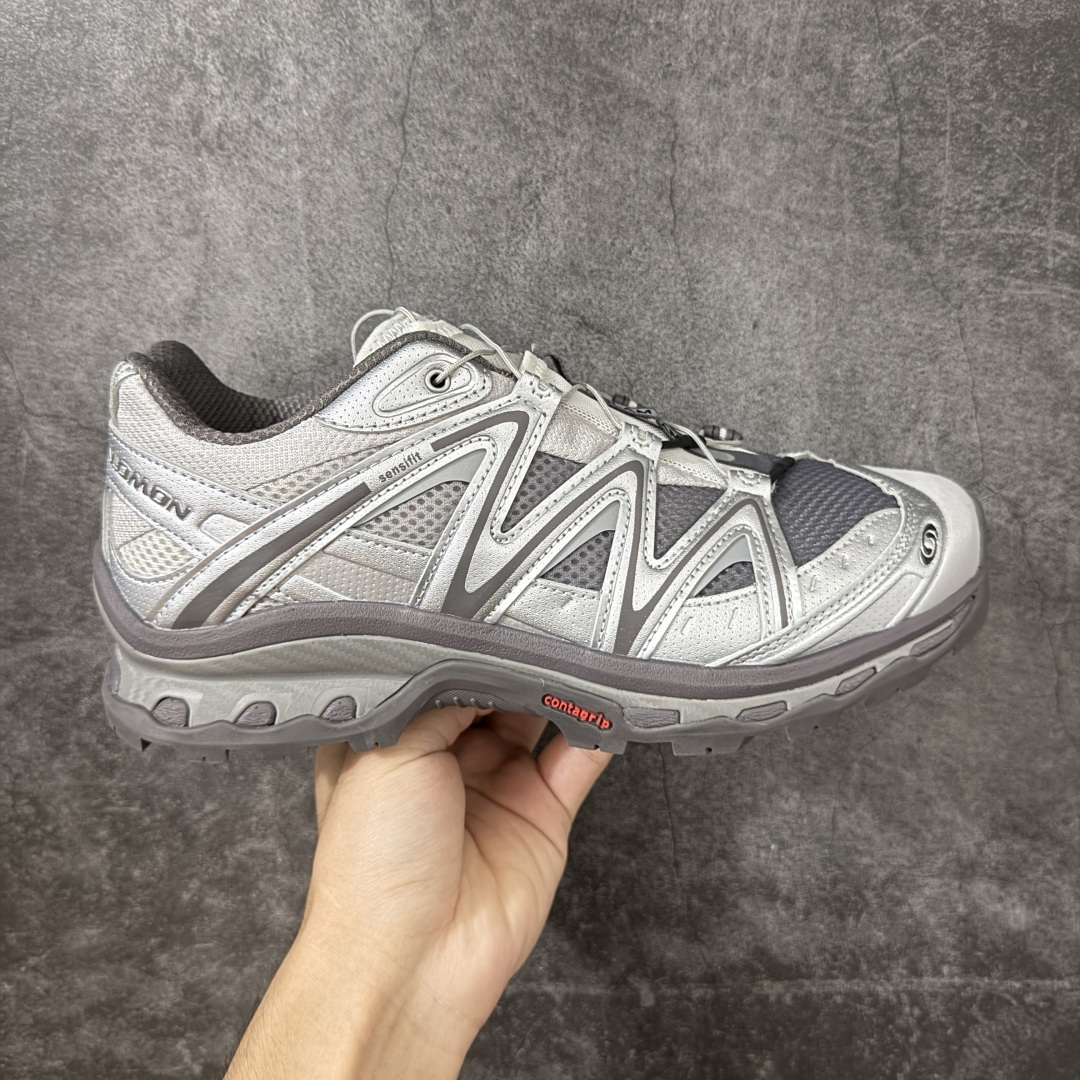 【纯原K版套盒】Salomon XT-QUEST ADV 萨洛蒙情侣款户外机能鞋 灰银色 474193 全新品质 巅峰之作 所有配色均购物原版拆解1：1开发 原材料打造 非市场公版便宜货 私模大底 清洁度比市场所有版本都高 全套原纸板楦头开发 原厂网布配套 确保原汁原味 完美呈现版型 原档数据独家私模五层组合大底 原装Ortholite轻量化鞋垫 中底布带钢印编号 原厂TPU锁扣 进口港宝加持 后跟自然饱满 还原公司包裹性 鞋面采用SENSIFT贴合技术 全方位贴合包裹脚型 鞋跟部鞋底牵引设计 提供强大的抓地性能 更适应野外崎岖不平的道路 其4D ADVANCED CHASSIS底盘 材料轻量大化 钉齿设计更具稳定性 防护性 鞋底易磨损区运用CONTAGRIP高耐磨材料 应对城市硬质路面长距离跑考验 尺码：36 36.5 37.5 38 38.5 39 40 40.5 41 42 42.5 43 44 45 46-选品中心