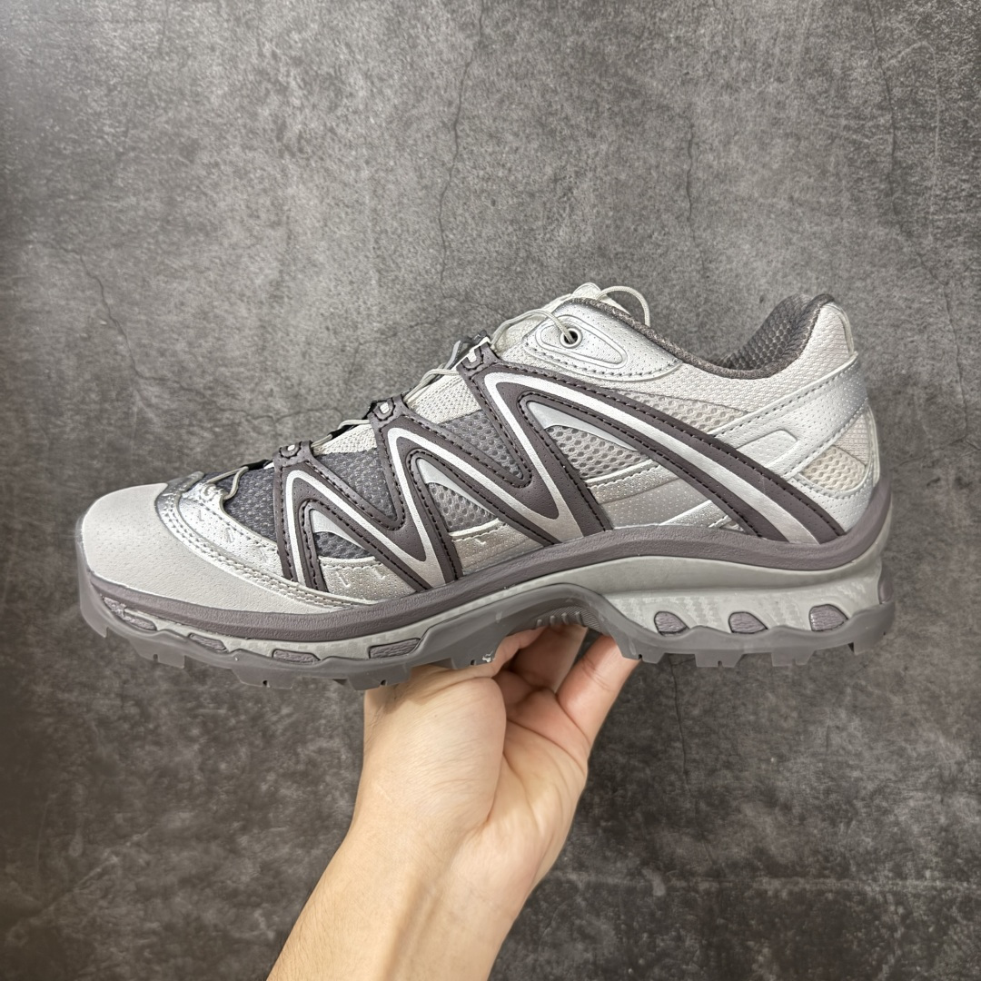 图片[2]-【纯原K版套盒】Salomon XT-QUEST ADV 萨洛蒙情侣款户外机能鞋 灰银色 474193 全新品质 巅峰之作 所有配色均购物原版拆解1：1开发 原材料打造 非市场公版便宜货 私模大底 清洁度比市场所有版本都高 全套原纸板楦头开发 原厂网布配套 确保原汁原味 完美呈现版型 原档数据独家私模五层组合大底 原装Ortholite轻量化鞋垫 中底布带钢印编号 原厂TPU锁扣 进口港宝加持 后跟自然饱满 还原公司包裹性 鞋面采用SENSIFT贴合技术 全方位贴合包裹脚型 鞋跟部鞋底牵引设计 提供强大的抓地性能 更适应野外崎岖不平的道路 其4D ADVANCED CHASSIS底盘 材料轻量大化 钉齿设计更具稳定性 防护性 鞋底易磨损区运用CONTAGRIP高耐磨材料 应对城市硬质路面长距离跑考验 尺码：36 36.5 37.5 38 38.5 39 40 40.5 41 42 42.5 43 44 45 46-选品中心