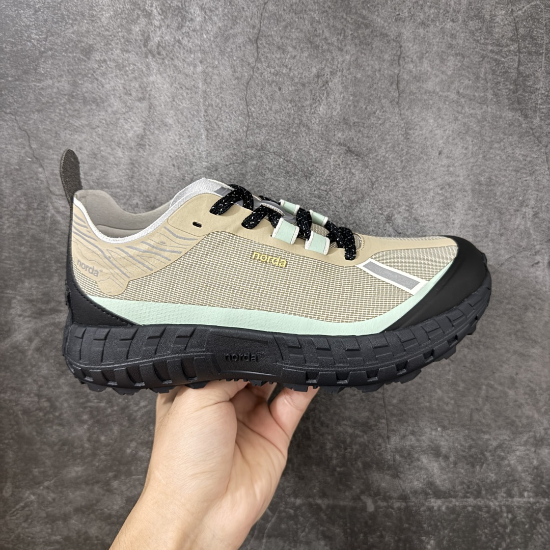 【AY纯原】NORDA 001 M 诺达 徒步山地碎石路 越野跑鞋系列！ 全新版本 大厂纯原 NORDA史上最轻量的越野竞速鞋款 Bio-Dyneema生物基纤维鞋面防撕耐磨且疏水，竞速场景减负显著。Vibram Megagrip Elite 超轻竞速大底提供顶级抓地力。100%Arnitel TPEE中底高回弹缓震，长距离脚感持续有力。偏宽鞋楦设计，适配正常足宽. 越野跑休闲跑步最佳选择。 尺码：36-46-选品中心