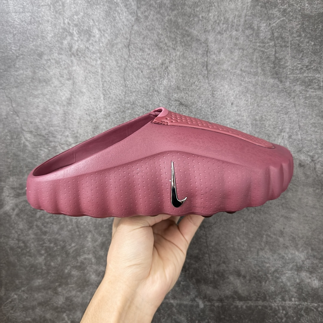 【XP纯原】Nike Mind 001 神经科学足底按摩包头拖鞋 棕红色 HQ4309-601 同源ZP原材 匠心打造 🔹原厂MD一体发泡大底：全套原模开版，渐变雾面哑光喷漆，柔软回弹和ZP完全一致。 🔹22颗独立PEBAX泡棉按摩底：黑科技活塞式按摩脚感，踩下去的Q弹感和ZP无差。 🔹正确组合大底：鞋头前后跟橡胶贴片，耐磨防滑，细节还原到每一处。 🔹高还原细节：TPU电镀银Swoosh、针织透气鞋舌、高弹原鞋垫，清洁度拉满。 尺码：36 36.5 37.5 38 38.5 39 40 40.5 41 42 42.5 43 44 44.5 45 46 47.5 48.5 49.5 50.5 ⚠️尺码提示：偏小一码，建议拍大一码，脚感更舒适。-选品中心