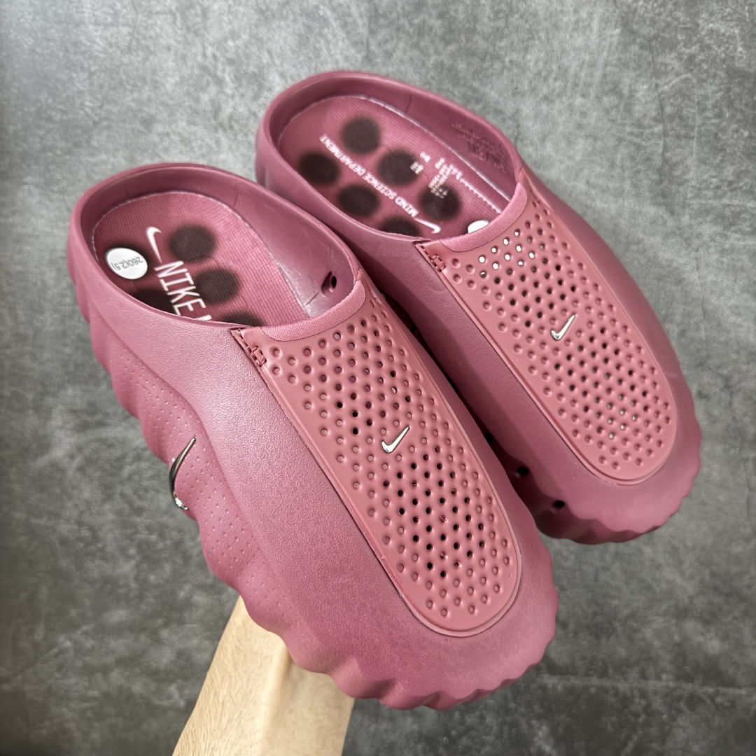 【XP纯原】Nike Mind 001 神经科学足底按摩包头拖鞋 棕红色 HQ4309-601 同源ZP原材 匠心打造 🔹原厂MD一体发泡大底：全套原模开版，渐变雾面哑光喷漆，柔软回弹和ZP完全一致。 🔹22颗独立PEBAX泡棉按摩底：黑科技活塞式按摩脚感，踩下去的Q弹感和ZP无差。 🔹正确组合大底：鞋头前后跟橡胶贴片，耐磨防滑，细节还原到每一处。 🔹高还原细节：TPU电镀银Swoosh、针织透气鞋舌、高弹原鞋垫，清洁度拉满。 尺码：36 36.5 37.5 38 38.5 39 40 40.5 41 42 42.5 43 44 44.5 45 46 47.5 48.5 49.5 50.5 ⚠️尺码提示：偏小一码，建议拍大一码，脚感更舒适。-选品中心
