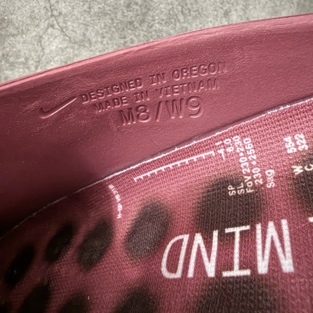 图片[5]-【XP纯原】Nike Mind 001 神经科学足底按摩包头拖鞋 棕红色 HQ4309-601 同源ZP原材 匠心打造 🔹原厂MD一体发泡大底：全套原模开版，渐变雾面哑光喷漆，柔软回弹和ZP完全一致。 🔹22颗独立PEBAX泡棉按摩底：黑科技活塞式按摩脚感，踩下去的Q弹感和ZP无差。 🔹正确组合大底：鞋头前后跟橡胶贴片，耐磨防滑，细节还原到每一处。 🔹高还原细节：TPU电镀银Swoosh、针织透气鞋舌、高弹原鞋垫，清洁度拉满。 尺码：36 36.5 37.5 38 38.5 39 40 40.5 41 42 42.5 43 44 44.5 45 46 47.5 48.5 49.5 50.5 ⚠️尺码提示：偏小一码，建议拍大一码，脚感更舒适。-选品中心