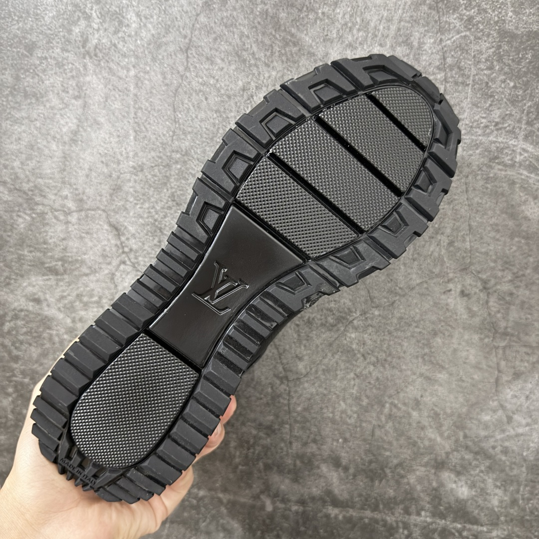 图片[9]-【广东纯原】Louis Vuitton LV Run Away 运动鞋 顶级版本 ✦ 拼Epi牛皮革+Monogram压纹粒面牛皮革 ✦ 传统跑鞋灵感设计，复古运动造型 ✦ 楔形外底延续标志性设计 ✦ 品牌字母点缀鞋舌，标识点缀鞋后 ✦ 原版开发，细节同步一致 ✦ 橡胶外底，耐磨防滑 ✦ 零瑕疵工艺，无线头溢胶 尺码：39 40 41 42 43 44 45-选品中心