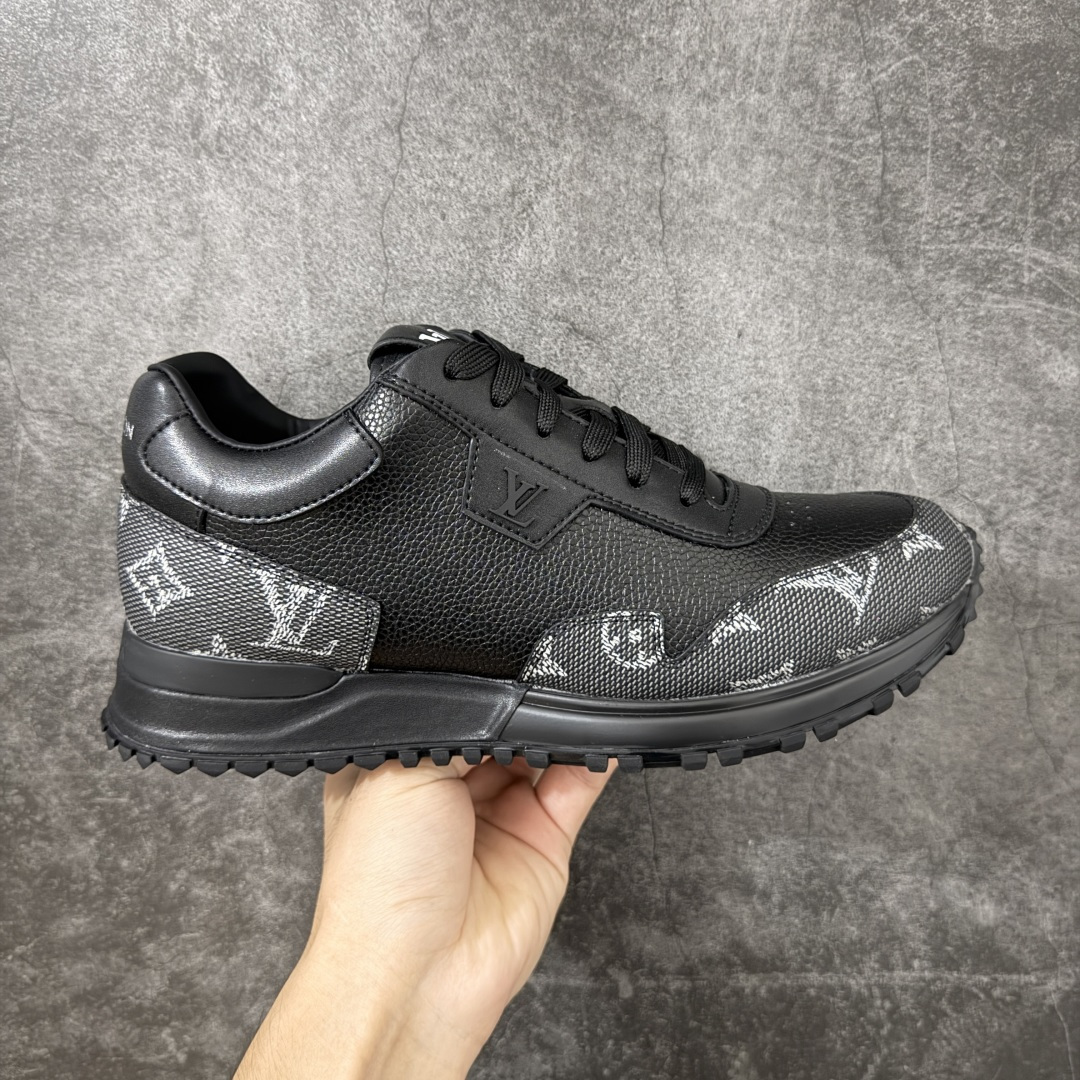 【广东纯原】Louis Vuitton LV Run Away 运动鞋 顶级版本 ✦ 拼Epi牛皮革+Monogram压纹粒面牛皮革 ✦ 传统跑鞋灵感设计，复古运动造型 ✦ 楔形外底延续标志性设计 ✦ 品牌字母点缀鞋舌，标识点缀鞋后 ✦ 原版开发，细节同步一致 ✦ 橡胶外底，耐磨防滑 ✦ 零瑕疵工艺，无线头溢胶 尺码：39 40 41 42 43 44 45-选品中心