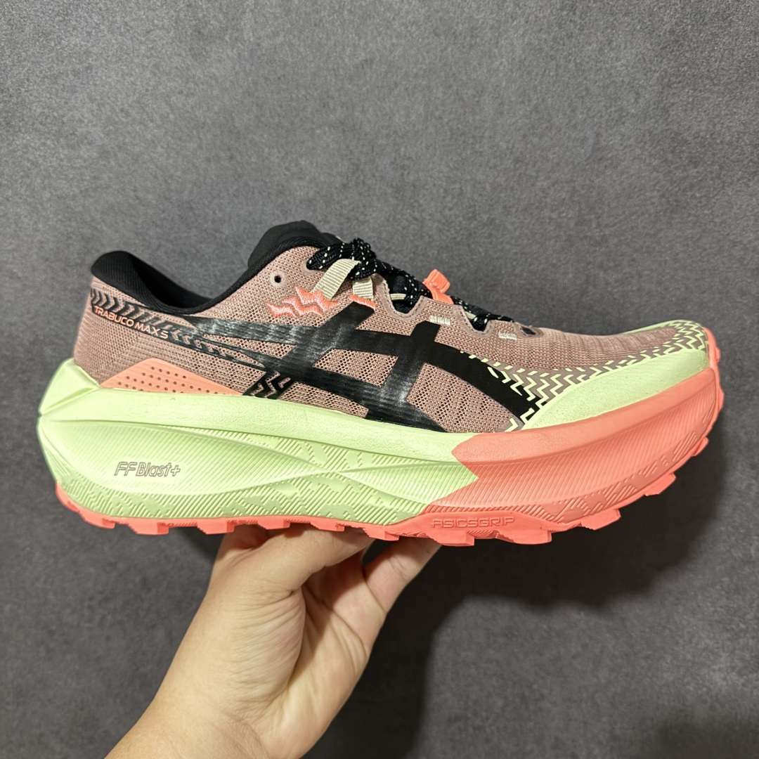 【公司级】ASICS GEL-TRABUCO MAX 5 亚瑟士 网面透气 耐磨 越野跑步鞋 这双鞋的外观设计超级吸引人 简约大气 色彩搭配也很时尚 ASICS亚瑟士的独家GEL缓震科技 在跑步过程中感受到前所未有的舒适感 脚底仿佛踩在云端一般轻盈 这双鞋的抓地力也非常出色 无论是湿滑的泥泞小路还是崎岖的山路 它都能牢牢地抓住地面 货号： 1011C164-600 尺码： 36-45带半码-选品中心