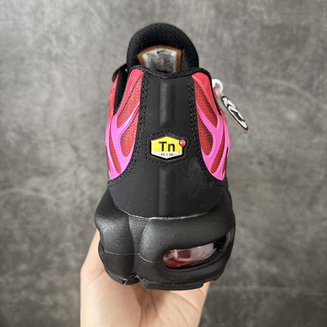 图片[4]-【TK纯原版】Nike Air Max Plus TN x Supreme 联名气垫系列跑鞋 DA1472-600 全新一比一高端版本 真正的市场T1品质 更多配色陆续出货 真正的用心研发 一点一点抠出来的 品质 品控细节 随便闭眼对比市场任何版本 全套原纸板楦头开发 完美呈现版型 工艺流程均与原鞋保持一致 Turned Air 中底缓震技术 鞋面弧度与大底弧度一致 鞋头正确TPU材质 鞋面高频TPU材质1.0厚度 原鞋一致层次感 超越公司货的品控标准 多道QC质检 货号： 尺码： 40.5 41 42 42.5 43 44 44.5 45 46 47.5 48.5-选品中心