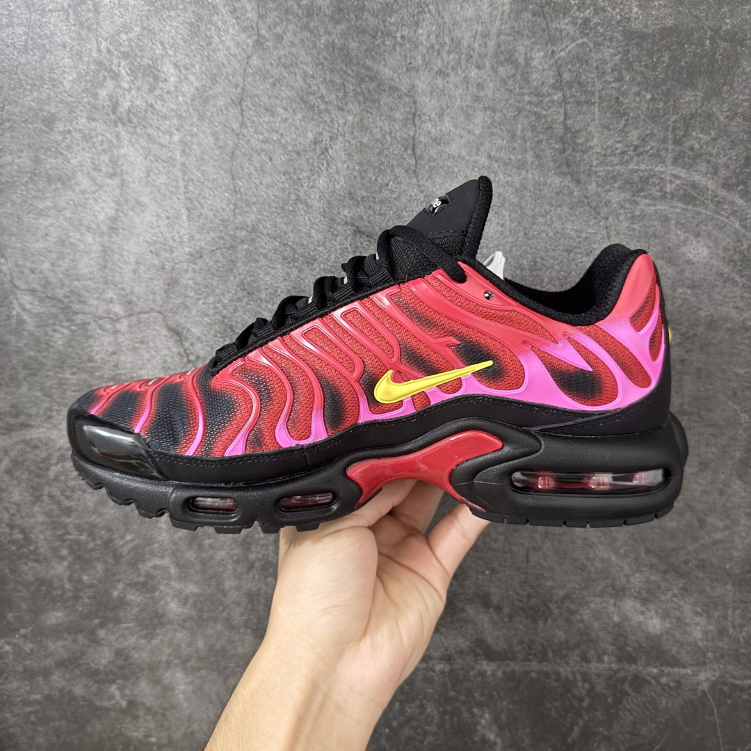 图片[2]-【TK纯原版】Nike Air Max Plus TN x Supreme 联名气垫系列跑鞋 DA1472-600 全新一比一高端版本 真正的市场T1品质 更多配色陆续出货 真正的用心研发 一点一点抠出来的 品质 品控细节 随便闭眼对比市场任何版本 全套原纸板楦头开发 完美呈现版型 工艺流程均与原鞋保持一致 Turned Air 中底缓震技术 鞋面弧度与大底弧度一致 鞋头正确TPU材质 鞋面高频TPU材质1.0厚度 原鞋一致层次感 超越公司货的品控标准 多道QC质检 货号： 尺码： 40.5 41 42 42.5 43 44 44.5 45 46 47.5 48.5-选品中心