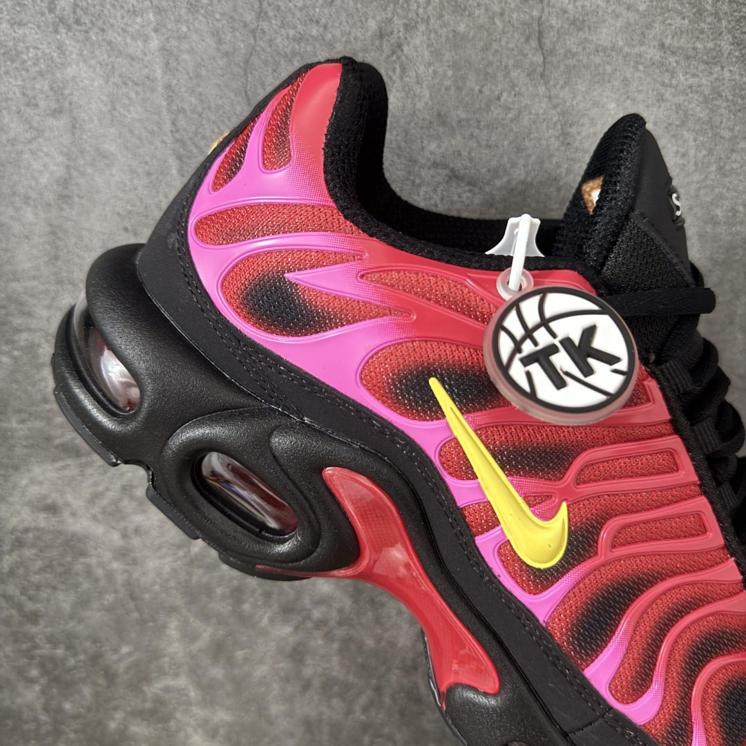 图片[7]-【TK纯原版】Nike Air Max Plus TN x Supreme 联名气垫系列跑鞋 DA1472-600 全新一比一高端版本 真正的市场T1品质 更多配色陆续出货 真正的用心研发 一点一点抠出来的 品质 品控细节 随便闭眼对比市场任何版本 全套原纸板楦头开发 完美呈现版型 工艺流程均与原鞋保持一致 Turned Air 中底缓震技术 鞋面弧度与大底弧度一致 鞋头正确TPU材质 鞋面高频TPU材质1.0厚度 原鞋一致层次感 超越公司货的品控标准 多道QC质检 货号： 尺码： 40.5 41 42 42.5 43 44 44.5 45 46 47.5 48.5-选品中心