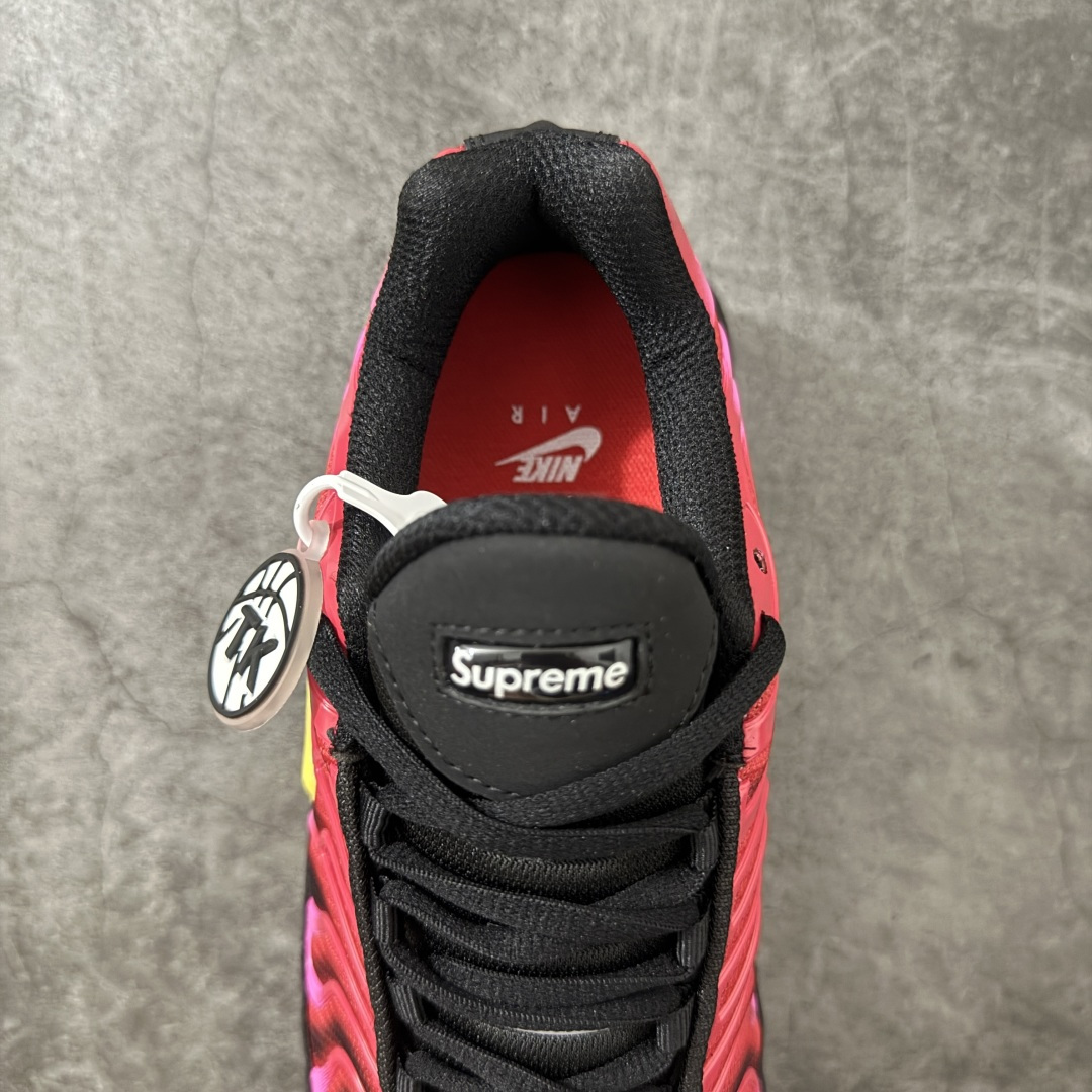 图片[8]-【TK纯原版】Nike Air Max Plus TN x Supreme 联名气垫系列跑鞋 DA1472-600 全新一比一高端版本 真正的市场T1品质 更多配色陆续出货 真正的用心研发 一点一点抠出来的 品质 品控细节 随便闭眼对比市场任何版本 全套原纸板楦头开发 完美呈现版型 工艺流程均与原鞋保持一致 Turned Air 中底缓震技术 鞋面弧度与大底弧度一致 鞋头正确TPU材质 鞋面高频TPU材质1.0厚度 原鞋一致层次感 超越公司货的品控标准 多道QC质检 货号： 尺码： 40.5 41 42 42.5 43 44 44.5 45 46 47.5 48.5-选品中心