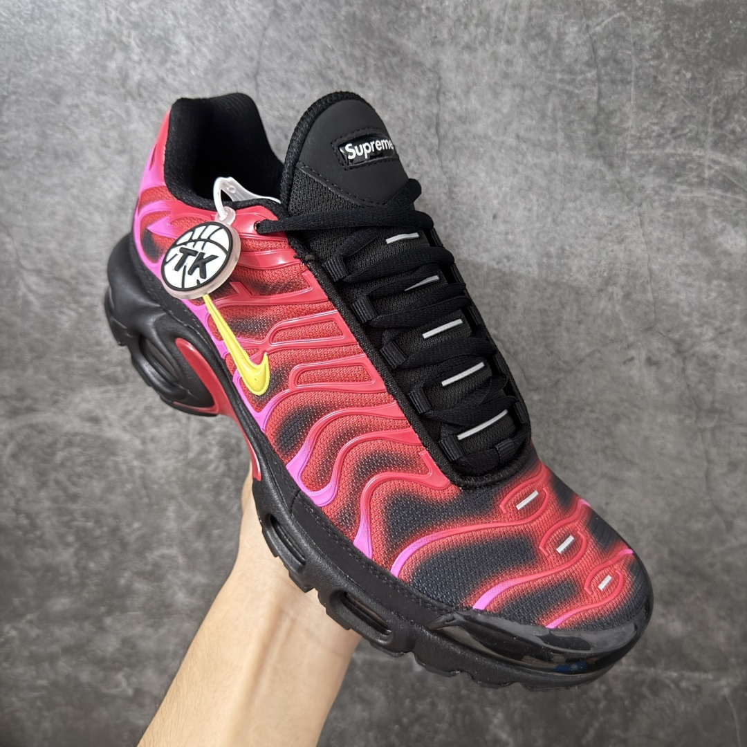图片[3]-【TK纯原版】Nike Air Max Plus TN x Supreme 联名气垫系列跑鞋 DA1472-600 全新一比一高端版本 真正的市场T1品质 更多配色陆续出货 真正的用心研发 一点一点抠出来的 品质 品控细节 随便闭眼对比市场任何版本 全套原纸板楦头开发 完美呈现版型 工艺流程均与原鞋保持一致 Turned Air 中底缓震技术 鞋面弧度与大底弧度一致 鞋头正确TPU材质 鞋面高频TPU材质1.0厚度 原鞋一致层次感 超越公司货的品控标准 多道QC质检 货号： 尺码： 40.5 41 42 42.5 43 44 44.5 45 46 47.5 48.5-选品中心