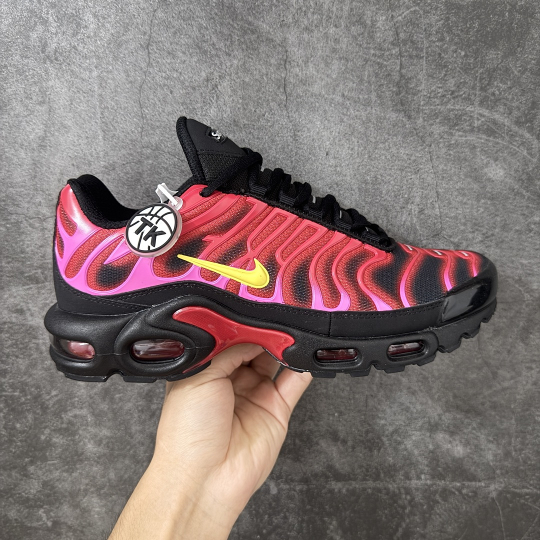 【TK纯原版】Nike Air Max Plus TN x Supreme 联名气垫系列跑鞋 DA1472-600 全新一比一高端版本 真正的市场T1品质 更多配色陆续出货 真正的用心研发 一点一点抠出来的 品质 品控细节 随便闭眼对比市场任何版本 全套原纸板楦头开发 完美呈现版型 工艺流程均与原鞋保持一致 Turned Air 中底缓震技术 鞋面弧度与大底弧度一致 鞋头正确TPU材质 鞋面高频TPU材质1.0厚度 原鞋一致层次感 超越公司货的品控标准 多道QC质检 货号： 尺码： 40.5 41 42 42.5 43 44 44.5 45 46 47.5 48.5-选品中心
