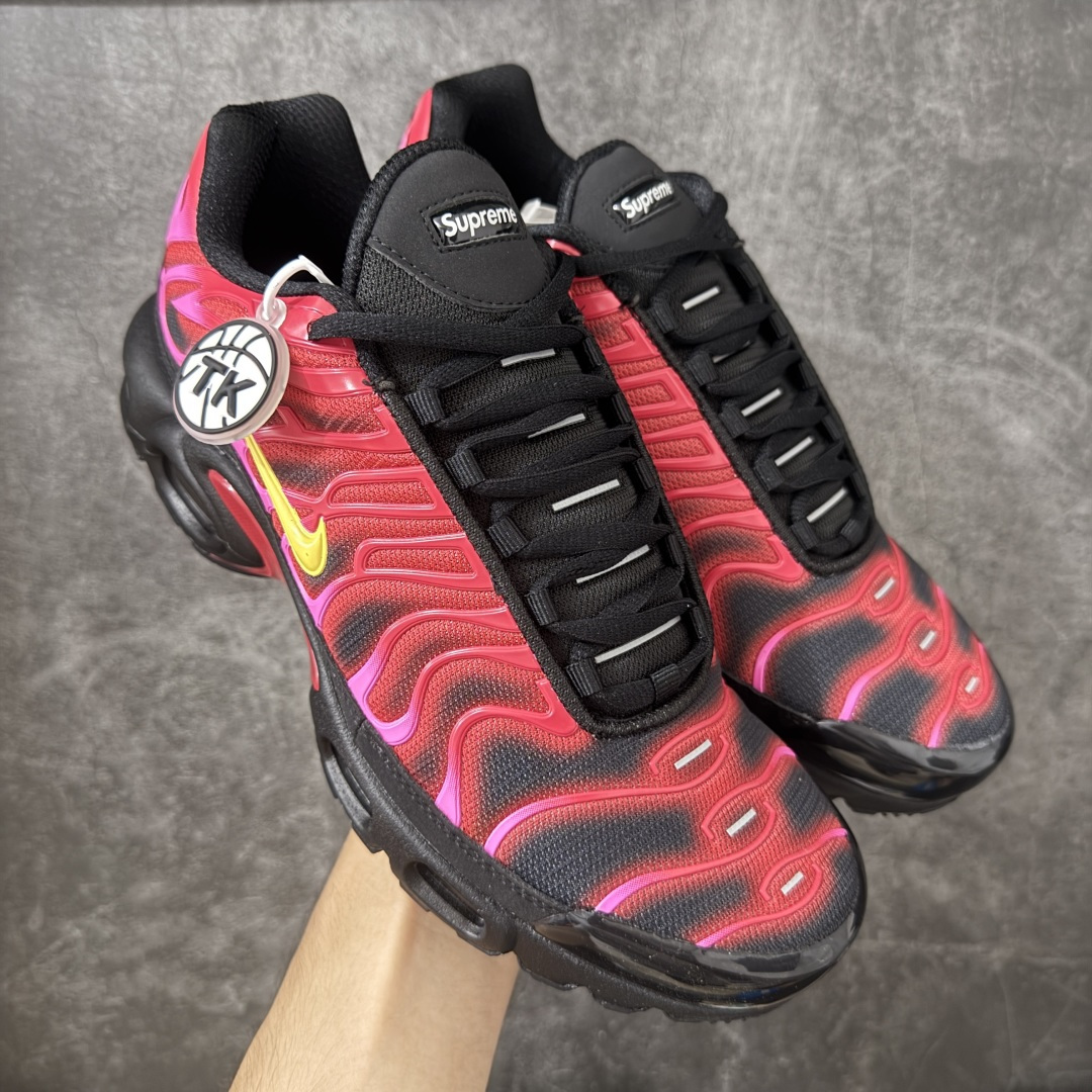 【TK纯原版】Nike Air Max Plus TN x Supreme 联名气垫系列跑鞋 DA1472-600 全新一比一高端版本 真正的市场T1品质 更多配色陆续出货 真正的用心研发 一点一点抠出来的 品质 品控细节 随便闭眼对比市场任何版本 全套原纸板楦头开发 完美呈现版型 工艺流程均与原鞋保持一致 Turned Air 中底缓震技术 鞋面弧度与大底弧度一致 鞋头正确TPU材质 鞋面高频TPU材质1.0厚度 原鞋一致层次感 超越公司货的品控标准 多道QC质检 货号： 尺码： 40.5 41 42 42.5 43 44 44.5 45 46 47.5 48.5-选品中心
