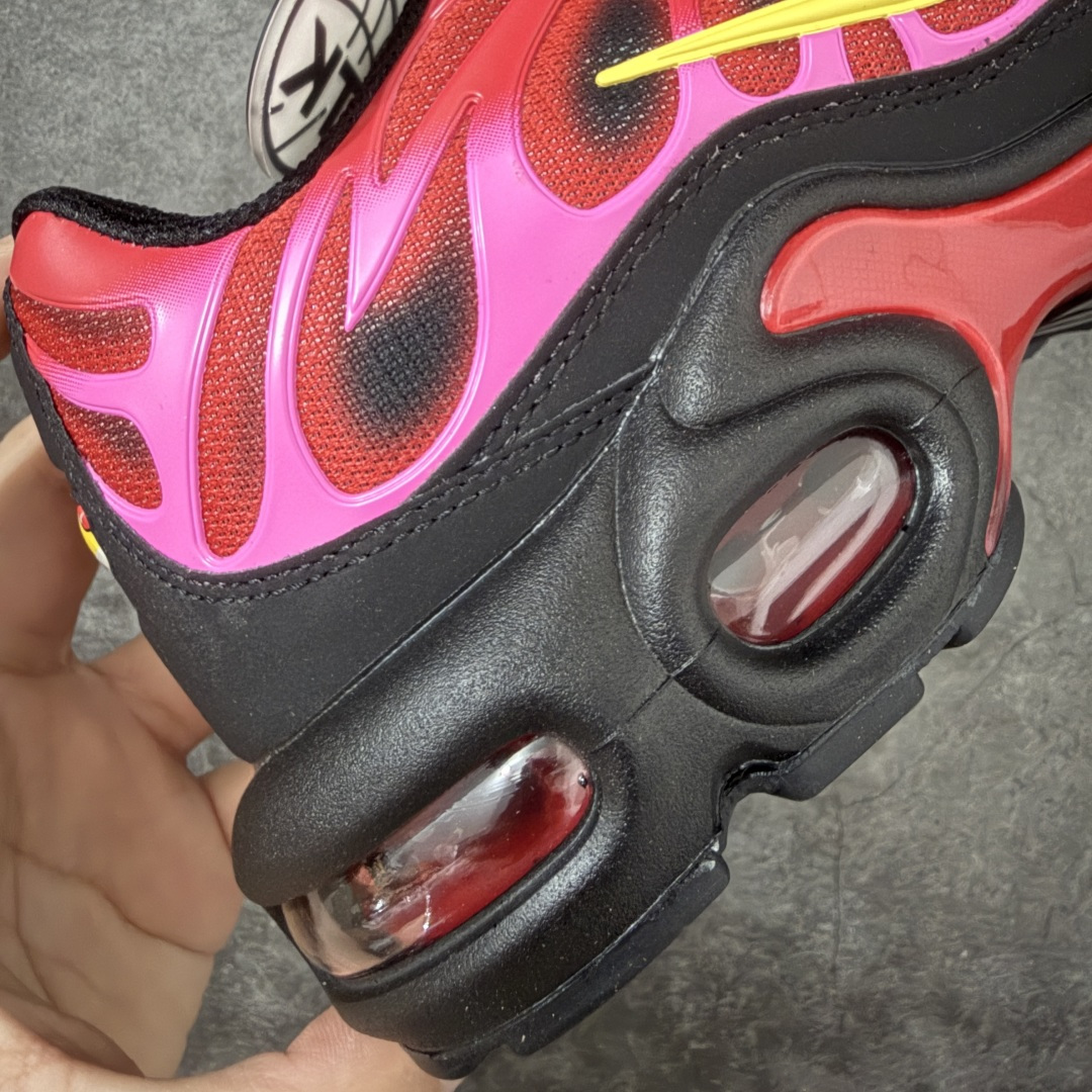 图片[3]-【TK纯原版】Nike Air Max Plus TN x Supreme 联名气垫系列跑鞋 DA1472-600 全新一比一高端版本 真正的市场T1品质 更多配色陆续出货 真正的用心研发 一点一点抠出来的 品质 品控细节 随便闭眼对比市场任何版本 全套原纸板楦头开发 完美呈现版型 工艺流程均与原鞋保持一致 Turned Air 中底缓震技术 鞋面弧度与大底弧度一致 鞋头正确TPU材质 鞋面高频TPU材质1.0厚度 原鞋一致层次感 超越公司货的品控标准 多道QC质检 货号： 尺码： 40.5 41 42 42.5 43 44 44.5 45 46 47.5 48.5-选品中心