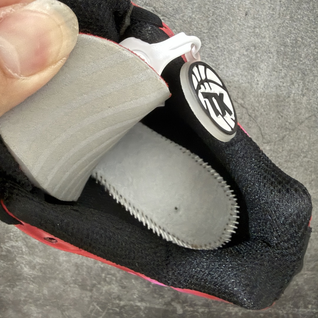 图片[8]-【TK纯原版】Nike Air Max Plus TN x Supreme 联名气垫系列跑鞋 DA1472-600 全新一比一高端版本 真正的市场T1品质 更多配色陆续出货 真正的用心研发 一点一点抠出来的 品质 品控细节 随便闭眼对比市场任何版本 全套原纸板楦头开发 完美呈现版型 工艺流程均与原鞋保持一致 Turned Air 中底缓震技术 鞋面弧度与大底弧度一致 鞋头正确TPU材质 鞋面高频TPU材质1.0厚度 原鞋一致层次感 超越公司货的品控标准 多道QC质检 货号： 尺码： 40.5 41 42 42.5 43 44 44.5 45 46 47.5 48.5-选品中心
