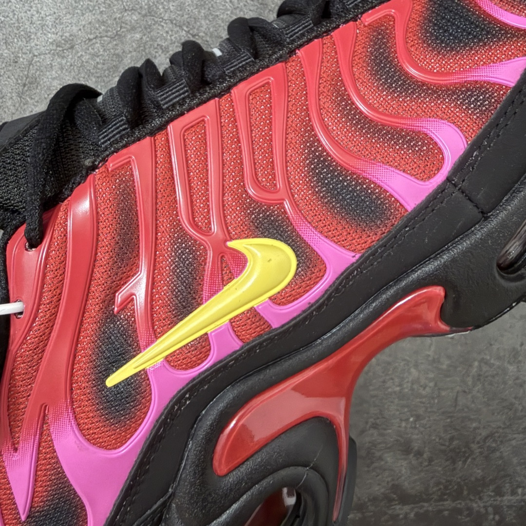 图片[4]-【TK纯原版】Nike Air Max Plus TN x Supreme 联名气垫系列跑鞋 DA1472-600 全新一比一高端版本 真正的市场T1品质 更多配色陆续出货 真正的用心研发 一点一点抠出来的 品质 品控细节 随便闭眼对比市场任何版本 全套原纸板楦头开发 完美呈现版型 工艺流程均与原鞋保持一致 Turned Air 中底缓震技术 鞋面弧度与大底弧度一致 鞋头正确TPU材质 鞋面高频TPU材质1.0厚度 原鞋一致层次感 超越公司货的品控标准 多道QC质检 货号： 尺码： 40.5 41 42 42.5 43 44 44.5 45 46 47.5 48.5-选品中心