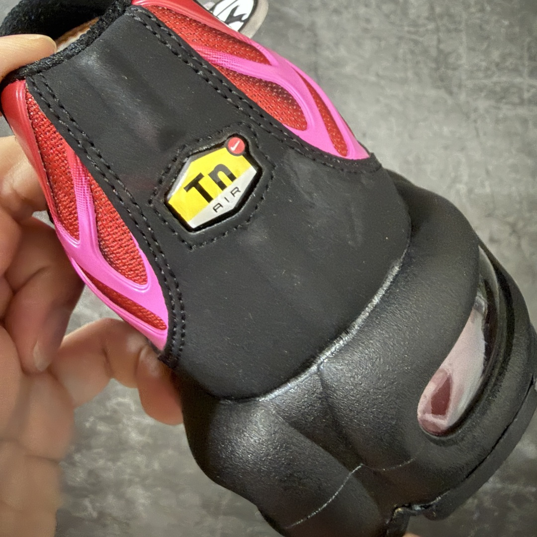 图片[2]-【TK纯原版】Nike Air Max Plus TN x Supreme 联名气垫系列跑鞋 DA1472-600 全新一比一高端版本 真正的市场T1品质 更多配色陆续出货 真正的用心研发 一点一点抠出来的 品质 品控细节 随便闭眼对比市场任何版本 全套原纸板楦头开发 完美呈现版型 工艺流程均与原鞋保持一致 Turned Air 中底缓震技术 鞋面弧度与大底弧度一致 鞋头正确TPU材质 鞋面高频TPU材质1.0厚度 原鞋一致层次感 超越公司货的品控标准 多道QC质检 货号： 尺码： 40.5 41 42 42.5 43 44 44.5 45 46 47.5 48.5-选品中心