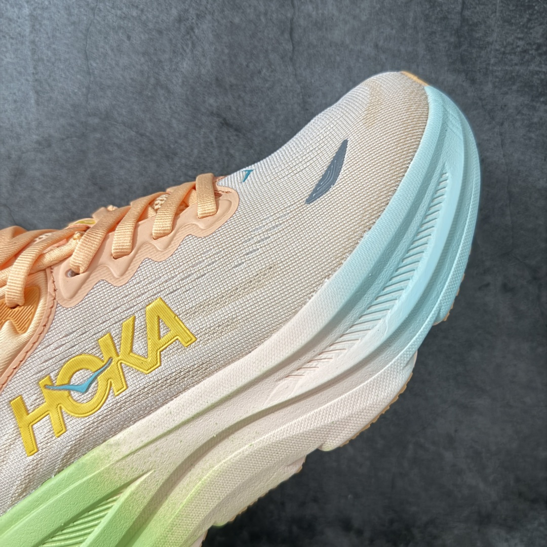 图片[6]-【纯原版】HOKA ONE ONE Bondi 9 邦迪九代舒适防滑耐磨低帮休闲跑步鞋 HOKA ONE ONE是来自美国的跑步鞋知名品牌，创立于2009年，始终致力于为所有跑者提供更新、更好的跑步装备。相比常规跑鞋，HOKA ONE ONE特别研发使用性能独特的几何形跑鞋中底，此种鞋底更厚、更高、回弹性也更好，除了卓越的缓冲性能，它还能內各种阶段的跑者带来更具动感、更加稳定的跑步体验。HOKAONE ONE从设计之初就清楚意识到，要保证跑者步幅的均匀一致，双脚自然而然的运动至关重要。 尺码：36 36.5 37.5 38 38.5 39 40 40.5 41 42 42.5 43 44 44.5 45-选品中心