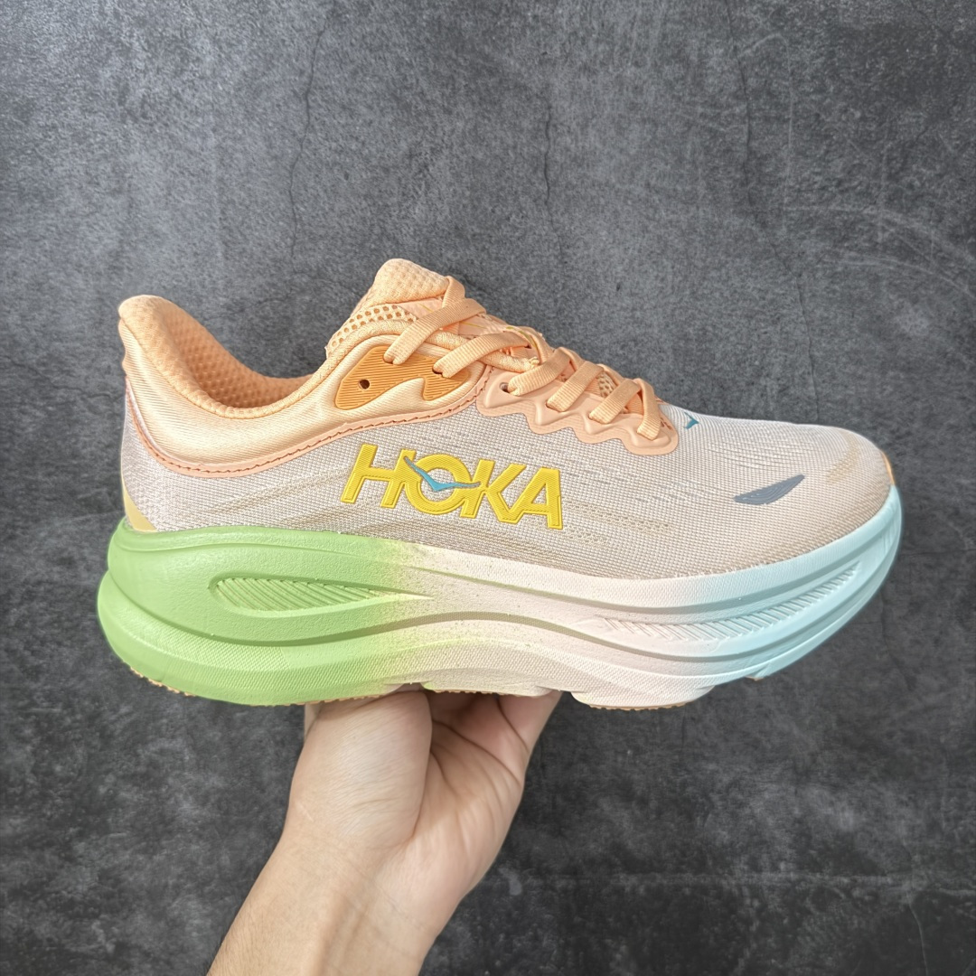 【纯原版】HOKA ONE ONE Bondi 9 邦迪九代舒适防滑耐磨低帮休闲跑步鞋 HOKA ONE ONE是来自美国的跑步鞋知名品牌，创立于2009年，始终致力于为所有跑者提供更新、更好的跑步装备。相比常规跑鞋，HOKA ONE ONE特别研发使用性能独特的几何形跑鞋中底，此种鞋底更厚、更高、回弹性也更好，除了卓越的缓冲性能，它还能內各种阶段的跑者带来更具动感、更加稳定的跑步体验。HOKAONE ONE从设计之初就清楚意识到，要保证跑者步幅的均匀一致，双脚自然而然的运动至关重要。 尺码：36 36.5 37.5 38 38.5 39 40 40.5 41 42 42.5 43 44 44.5 45-选品中心