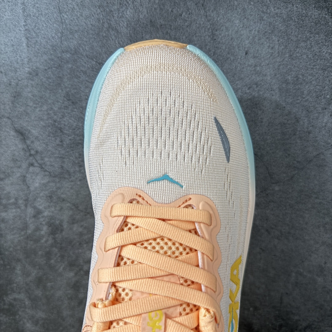 图片[5]-【纯原版】HOKA ONE ONE Bondi 9 邦迪九代舒适防滑耐磨低帮休闲跑步鞋 HOKA ONE ONE是来自美国的跑步鞋知名品牌，创立于2009年，始终致力于为所有跑者提供更新、更好的跑步装备。相比常规跑鞋，HOKA ONE ONE特别研发使用性能独特的几何形跑鞋中底，此种鞋底更厚、更高、回弹性也更好，除了卓越的缓冲性能，它还能內各种阶段的跑者带来更具动感、更加稳定的跑步体验。HOKAONE ONE从设计之初就清楚意识到，要保证跑者步幅的均匀一致，双脚自然而然的运动至关重要。 尺码：36 36.5 37.5 38 38.5 39 40 40.5 41 42 42.5 43 44 44.5 45-选品中心