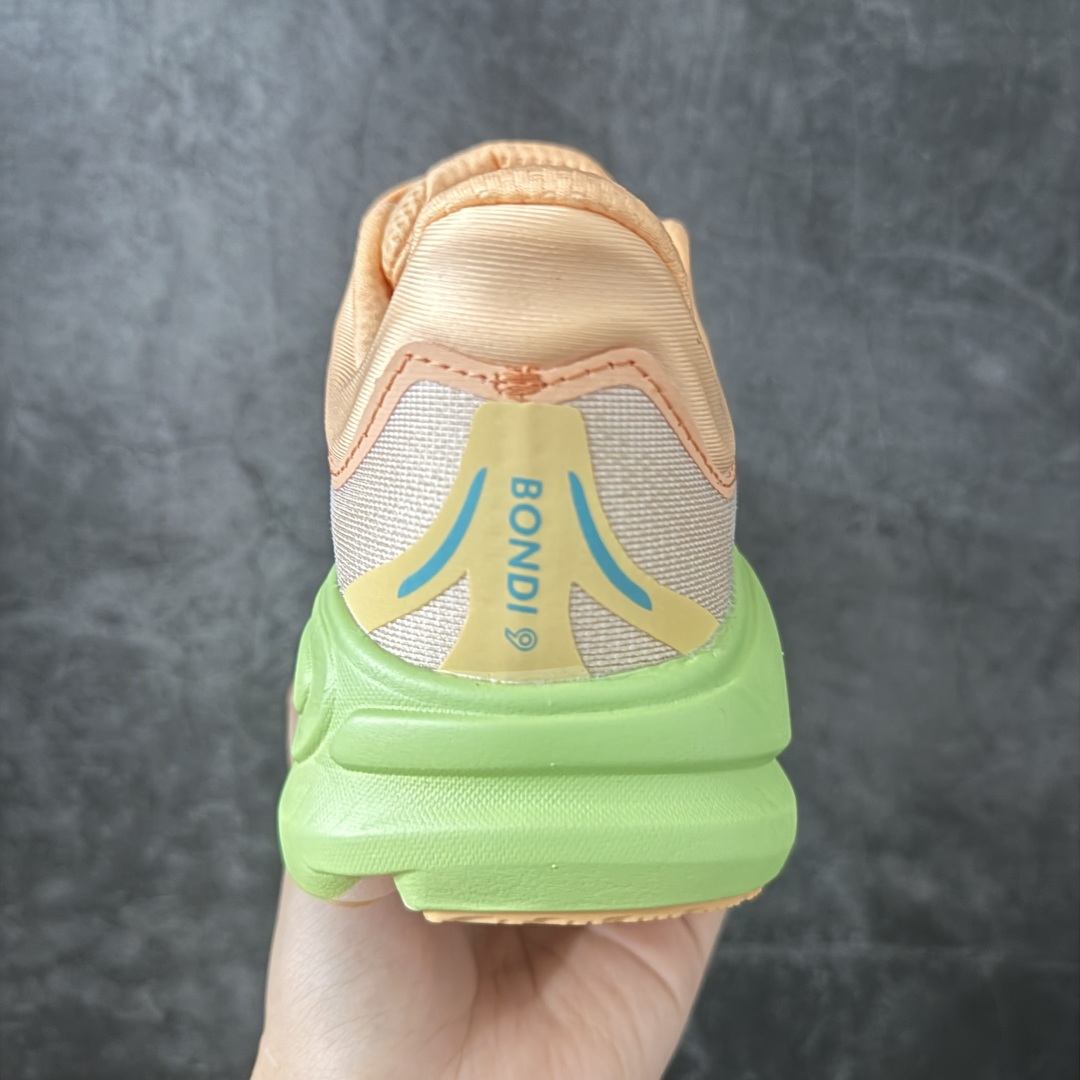图片[4]-【纯原版】HOKA ONE ONE Bondi 9 邦迪九代舒适防滑耐磨低帮休闲跑步鞋 HOKA ONE ONE是来自美国的跑步鞋知名品牌，创立于2009年，始终致力于为所有跑者提供更新、更好的跑步装备。相比常规跑鞋，HOKA ONE ONE特别研发使用性能独特的几何形跑鞋中底，此种鞋底更厚、更高、回弹性也更好，除了卓越的缓冲性能，它还能內各种阶段的跑者带来更具动感、更加稳定的跑步体验。HOKAONE ONE从设计之初就清楚意识到，要保证跑者步幅的均匀一致，双脚自然而然的运动至关重要。 尺码：36 36.5 37.5 38 38.5 39 40 40.5 41 42 42.5 43 44 44.5 45-选品中心