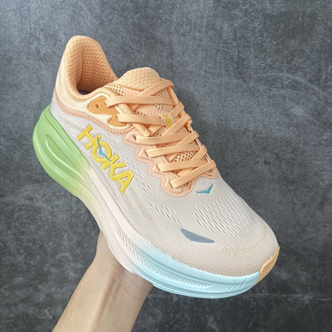 图片[3]-【纯原版】HOKA ONE ONE Bondi 9 邦迪九代舒适防滑耐磨低帮休闲跑步鞋 HOKA ONE ONE是来自美国的跑步鞋知名品牌，创立于2009年，始终致力于为所有跑者提供更新、更好的跑步装备。相比常规跑鞋，HOKA ONE ONE特别研发使用性能独特的几何形跑鞋中底，此种鞋底更厚、更高、回弹性也更好，除了卓越的缓冲性能，它还能內各种阶段的跑者带来更具动感、更加稳定的跑步体验。HOKAONE ONE从设计之初就清楚意识到，要保证跑者步幅的均匀一致，双脚自然而然的运动至关重要。 尺码：36 36.5 37.5 38 38.5 39 40 40.5 41 42 42.5 43 44 44.5 45-选品中心