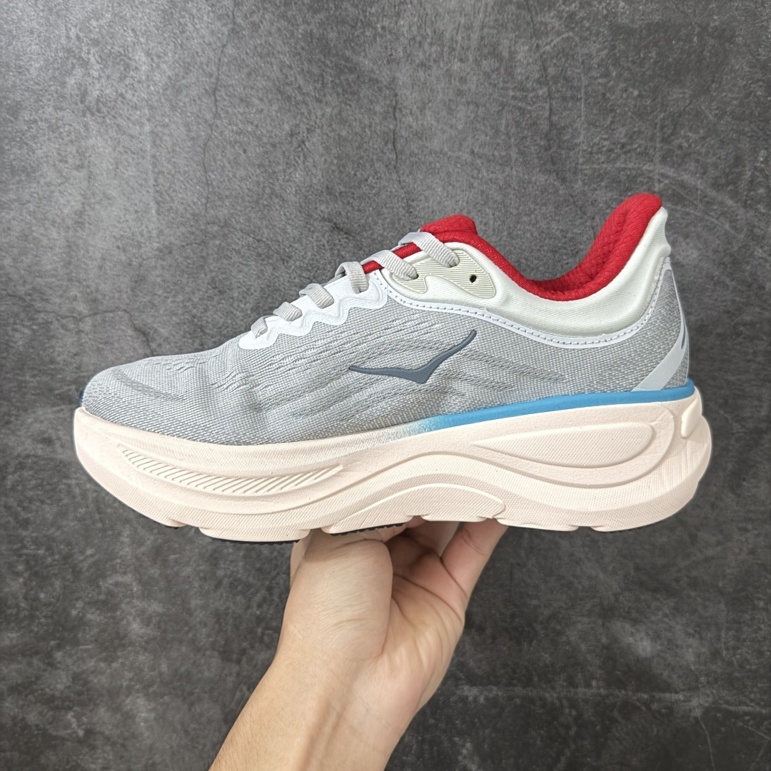 图片[2]-【纯原版】HOKA ONE ONE Bondi 9 邦迪九代舒适防滑耐磨低帮休闲跑步鞋 HOKA ONE ONE是来自美国的跑步鞋知名品牌，创立于2009年，始终致力于为所有跑者提供更新、更好的跑步装备。相比常规跑鞋，HOKA ONE ONE特别研发使用性能独特的几何形跑鞋中底，此种鞋底更厚、更高、回弹性也更好，除了卓越的缓冲性能，它还能內各种阶段的跑者带来更具动感、更加稳定的跑步体验。HOKAONE ONE从设计之初就清楚意识到，要保证跑者步幅的均匀一致，双脚自然而然的运动至关重要。 尺码：36 36.5 37.5 38 38.5 39 40 40.5 41 42 42.5 43 44 44.5 45-选品中心