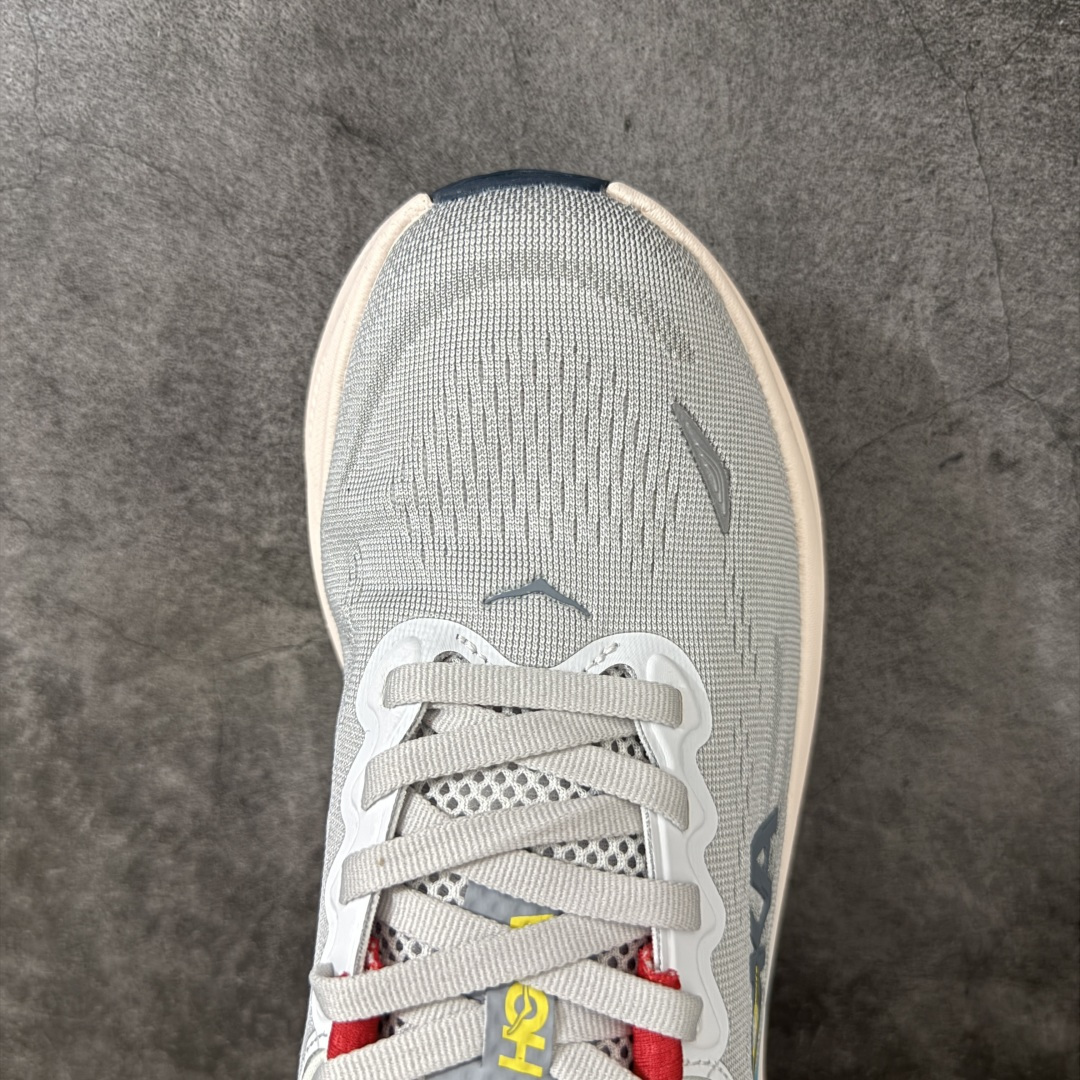图片[5]-【纯原版】HOKA ONE ONE Bondi 9 邦迪九代舒适防滑耐磨低帮休闲跑步鞋 HOKA ONE ONE是来自美国的跑步鞋知名品牌，创立于2009年，始终致力于为所有跑者提供更新、更好的跑步装备。相比常规跑鞋，HOKA ONE ONE特别研发使用性能独特的几何形跑鞋中底，此种鞋底更厚、更高、回弹性也更好，除了卓越的缓冲性能，它还能內各种阶段的跑者带来更具动感、更加稳定的跑步体验。HOKAONE ONE从设计之初就清楚意识到，要保证跑者步幅的均匀一致，双脚自然而然的运动至关重要。 尺码：36 36.5 37.5 38 38.5 39 40 40.5 41 42 42.5 43 44 44.5 45-选品中心