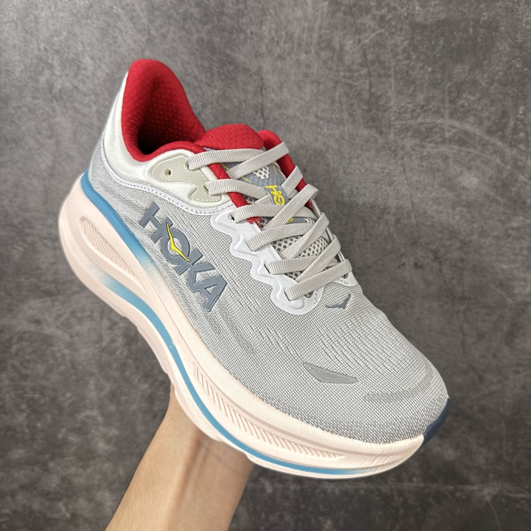 图片[3]-【纯原版】HOKA ONE ONE Bondi 9 邦迪九代舒适防滑耐磨低帮休闲跑步鞋 HOKA ONE ONE是来自美国的跑步鞋知名品牌，创立于2009年，始终致力于为所有跑者提供更新、更好的跑步装备。相比常规跑鞋，HOKA ONE ONE特别研发使用性能独特的几何形跑鞋中底，此种鞋底更厚、更高、回弹性也更好，除了卓越的缓冲性能，它还能內各种阶段的跑者带来更具动感、更加稳定的跑步体验。HOKAONE ONE从设计之初就清楚意识到，要保证跑者步幅的均匀一致，双脚自然而然的运动至关重要。 尺码：36 36.5 37.5 38 38.5 39 40 40.5 41 42 42.5 43 44 44.5 45-选品中心