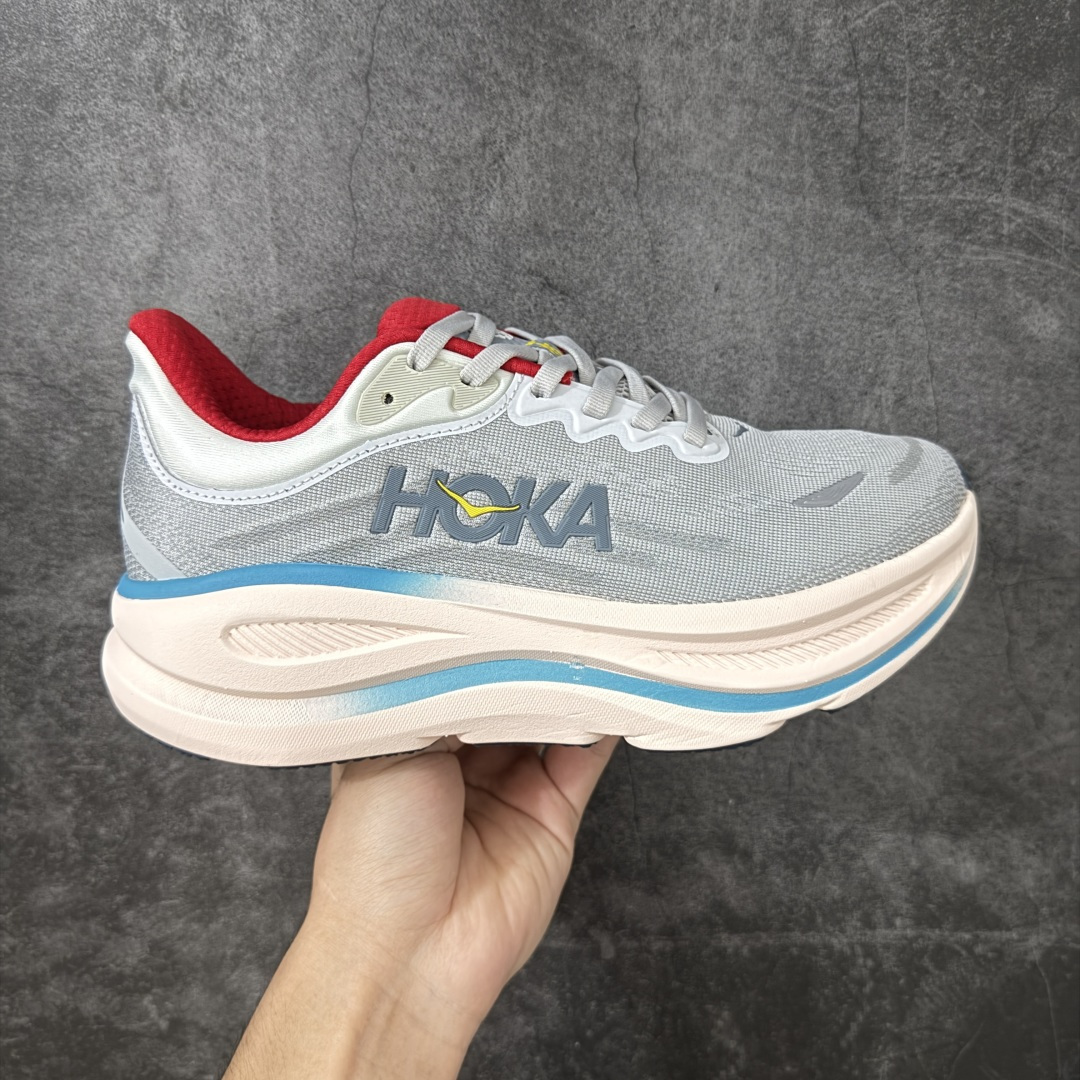【纯原版】HOKA ONE ONE Bondi 9 邦迪九代舒适防滑耐磨低帮休闲跑步鞋 HOKA ONE ONE是来自美国的跑步鞋知名品牌，创立于2009年，始终致力于为所有跑者提供更新、更好的跑步装备。相比常规跑鞋，HOKA ONE ONE特别研发使用性能独特的几何形跑鞋中底，此种鞋底更厚、更高、回弹性也更好，除了卓越的缓冲性能，它还能內各种阶段的跑者带来更具动感、更加稳定的跑步体验。HOKAONE ONE从设计之初就清楚意识到，要保证跑者步幅的均匀一致，双脚自然而然的运动至关重要。 尺码：36 36.5 37.5 38 38.5 39 40 40.5 41 42 42.5 43 44 44.5 45-选品中心