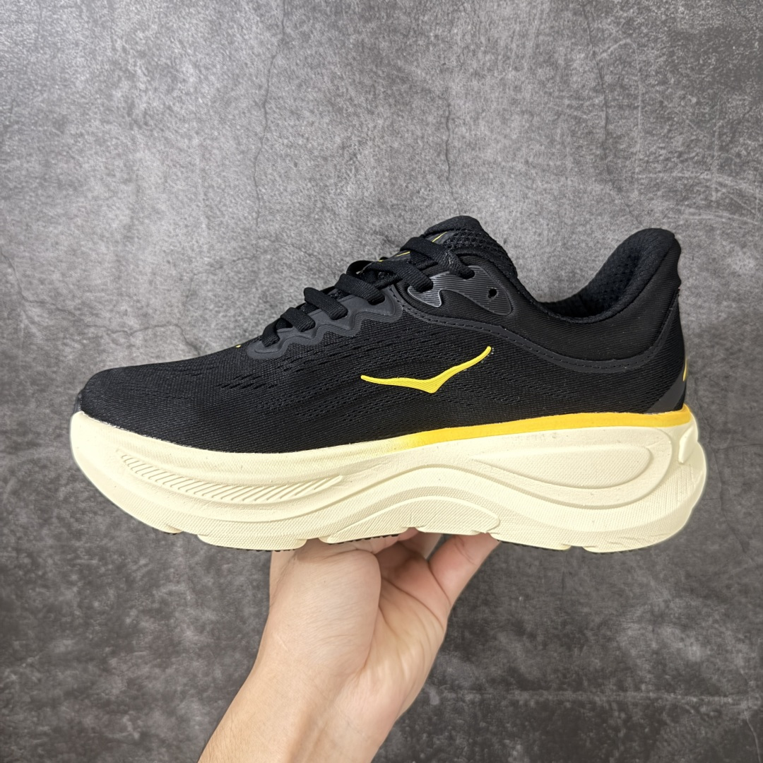 图片[2]-【纯原版】HOKA ONE ONE Bondi 9 邦迪九代舒适防滑耐磨低帮休闲跑步鞋 HOKA ONE ONE是来自美国的跑步鞋知名品牌，创立于2009年，始终致力于为所有跑者提供更新、更好的跑步装备。相比常规跑鞋，HOKA ONE ONE特别研发使用性能独特的几何形跑鞋中底，此种鞋底更厚、更高、回弹性也更好，除了卓越的缓冲性能，它还能內各种阶段的跑者带来更具动感、更加稳定的跑步体验。HOKAONE ONE从设计之初就清楚意识到，要保证跑者步幅的均匀一致，双脚自然而然的运动至关重要。 尺码：36 36.5 37.5 38 38.5 39 40 40.5 41 42 42.5 43 44 44.5 45-选品中心
