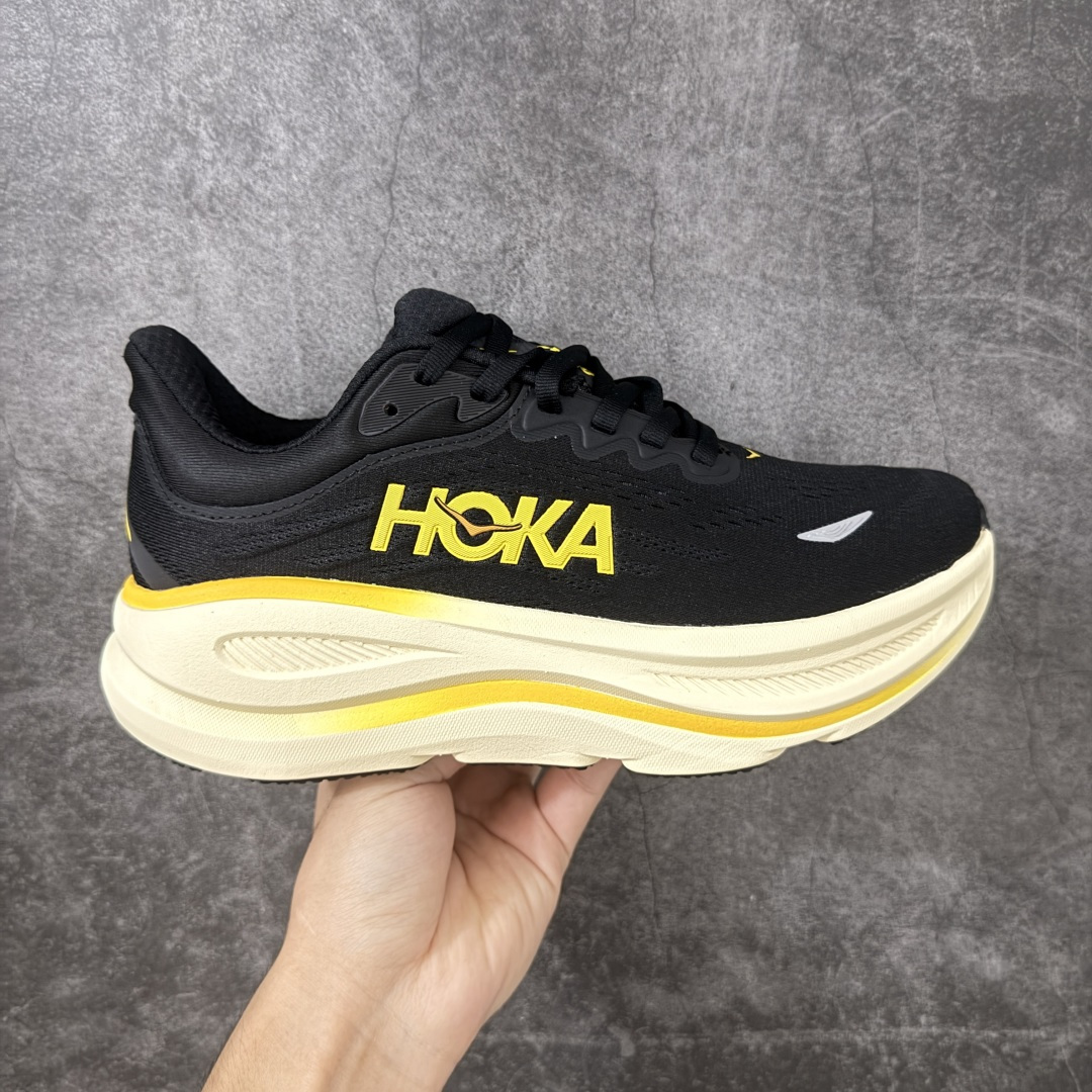 【纯原版】HOKA ONE ONE Bondi 9 邦迪九代舒适防滑耐磨低帮休闲跑步鞋 HOKA ONE ONE是来自美国的跑步鞋知名品牌，创立于2009年，始终致力于为所有跑者提供更新、更好的跑步装备。相比常规跑鞋，HOKA ONE ONE特别研发使用性能独特的几何形跑鞋中底，此种鞋底更厚、更高、回弹性也更好，除了卓越的缓冲性能，它还能內各种阶段的跑者带来更具动感、更加稳定的跑步体验。HOKAONE ONE从设计之初就清楚意识到，要保证跑者步幅的均匀一致，双脚自然而然的运动至关重要。 尺码：36 36.5 37.5 38 38.5 39 40 40.5 41 42 42.5 43 44 44.5 45-选品中心