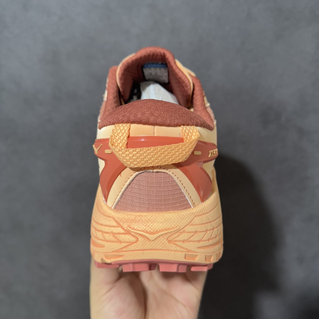图片[4]-【公司级】HOKA ONE ONE Mafate Speed 2 TS Low 轻量低帮户外越野跑鞋 户外山脉越野轻量运动跑鞋 鞋面用轻的无缝架构 鞋带用了弹性不易松脱的扁宽弹性鞋带 轻薄的TPU贴在透气的鞋面上 以前掌与中掌部分进行加宽 橡胶大底 EVA缓震鞋底用滚动平衡技术引导跑者自然步态 货号：1181770 尺码：36 36.5 37.5 38 38.5 39 40 40.5 41 42 42.5 43 44 45-选品中心