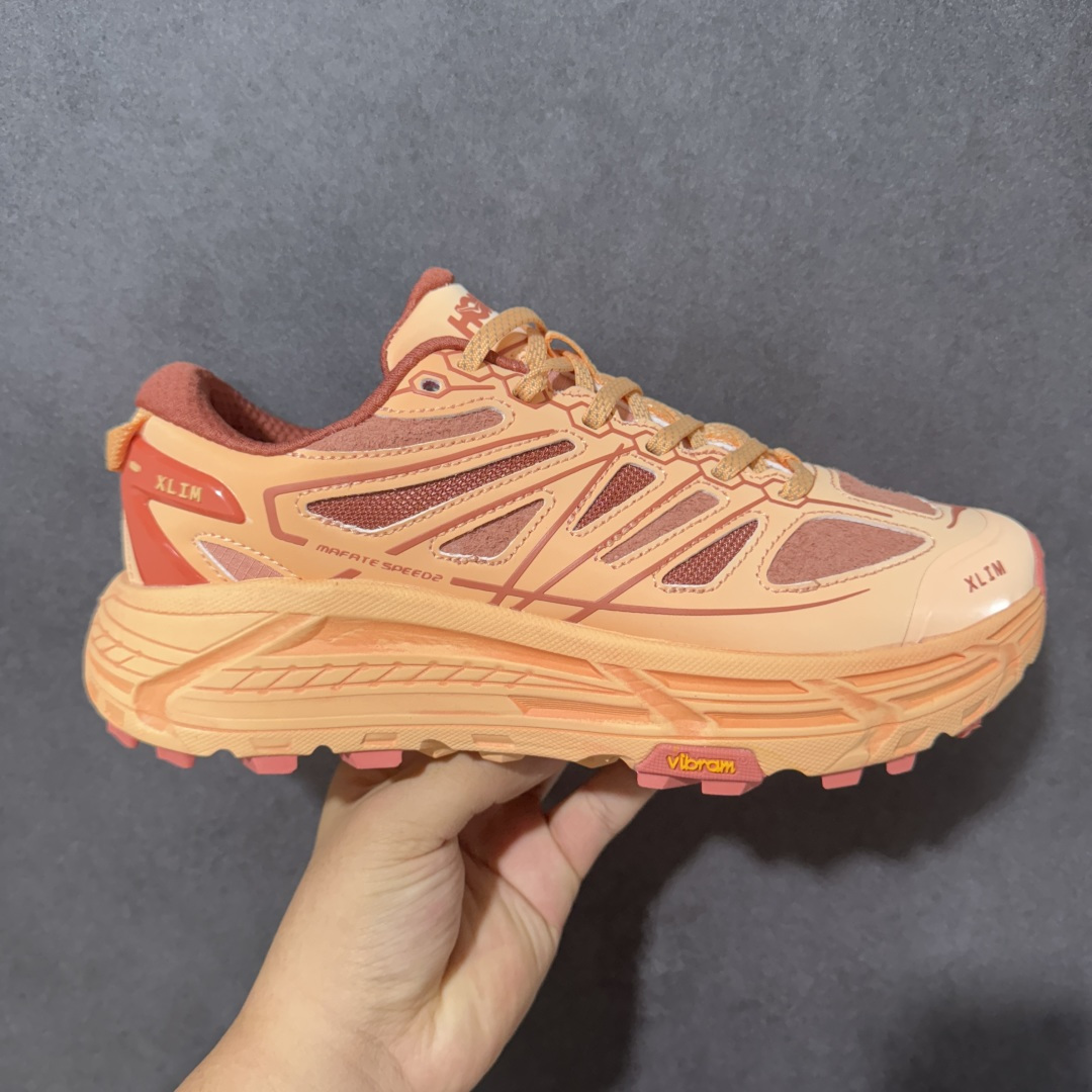 【公司级】HOKA ONE ONE Mafate Speed 2 TS Low 轻量低帮户外越野跑鞋 户外山脉越野轻量运动跑鞋 鞋面用轻的无缝架构 鞋带用了弹性不易松脱的扁宽弹性鞋带 轻薄的TPU贴在透气的鞋面上 以前掌与中掌部分进行加宽 橡胶大底 EVA缓震鞋底用滚动平衡技术引导跑者自然步态 货号：1181770 尺码：36 36.5 37.5 38 38.5 39 40 40.5 41 42 42.5 43 44 45-选品中心