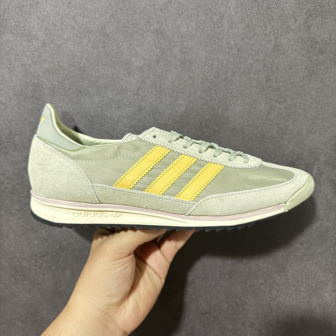 【公司级】阿迪达斯 ADIDAS SL 72 运动跑步鞋，全新设计灵感源自于上世纪 70 年代的经典款 aidas SL 72。这次联手adidas Maker\'s Lab 携手日本鞋履修理店RECOUTURE、艺术家 Helen Kirkum三方共同设计打造。中底露出的部分 Boost 材质采用装扮，同时格外醒目。外底采用锯齿造型装扮，夸张的纹路设计巧妙的展现出经典天足人脸Logo。鞋身以环扣形式代替传统鞋带从孔，贯彻鞋面多层设计概念。整双鞋底以全掌Boost缓震科技，宽大中底设计一直延伸出鞋面，明显看出鞋面与中底之间的空隙。 货号：IE3476 尺码：36 36⅔ 37⅓ 38 38⅔ 39⅓ 40 40⅔ 41⅓ 42 42⅔ 43⅓ 44 45-选品中心