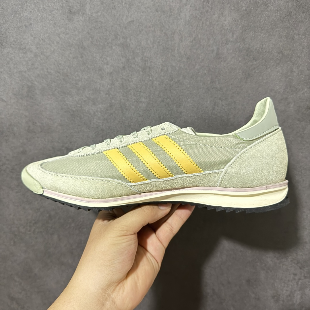图片[2]-【公司级】阿迪达斯 ADIDAS SL 72 运动跑步鞋，全新设计灵感源自于上世纪 70 年代的经典款 aidas SL 72。这次联手adidas Maker\’s Lab 携手日本鞋履修理店RECOUTURE、艺术家 Helen Kirkum三方共同设计打造。中底露出的部分 Boost 材质采用装扮，同时格外醒目。外底采用锯齿造型装扮，夸张的纹路设计巧妙的展现出经典天足人脸Logo。鞋身以环扣形式代替传统鞋带从孔，贯彻鞋面多层设计概念。整双鞋底以全掌Boost缓震科技，宽大中底设计一直延伸出鞋面，明显看出鞋面与中底之间的空隙。 货号：IE3476 尺码：36 36⅔ 37⅓ 38 38⅔ 39⅓ 40 40⅔ 41⅓ 42 42⅔ 43⅓ 44 45-选品中心