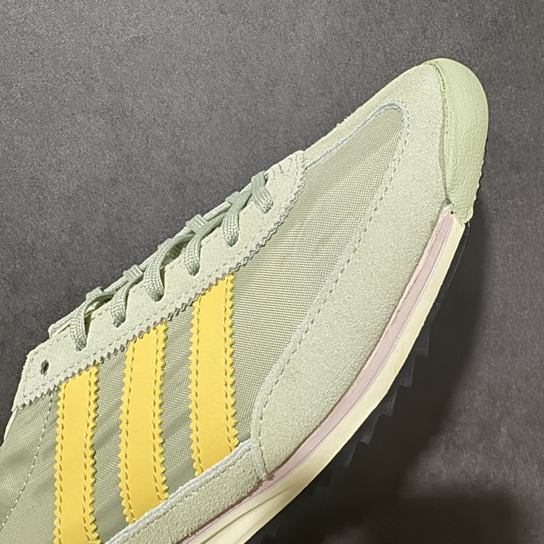 图片[8]-【公司级】阿迪达斯 ADIDAS SL 72 运动跑步鞋，全新设计灵感源自于上世纪 70 年代的经典款 aidas SL 72。这次联手adidas Maker\’s Lab 携手日本鞋履修理店RECOUTURE、艺术家 Helen Kirkum三方共同设计打造。中底露出的部分 Boost 材质采用装扮，同时格外醒目。外底采用锯齿造型装扮，夸张的纹路设计巧妙的展现出经典天足人脸Logo。鞋身以环扣形式代替传统鞋带从孔，贯彻鞋面多层设计概念。整双鞋底以全掌Boost缓震科技，宽大中底设计一直延伸出鞋面，明显看出鞋面与中底之间的空隙。 货号：IE3476 尺码：36 36⅔ 37⅓ 38 38⅔ 39⅓ 40 40⅔ 41⅓ 42 42⅔ 43⅓ 44 45-选品中心