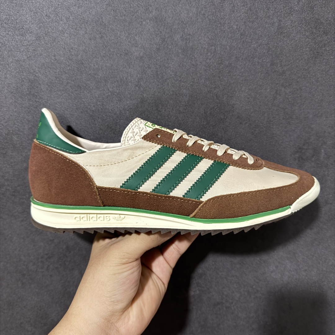 【公司级】阿迪达斯 ADIDAS SL 72 运动跑步鞋，全新设计灵感源自于上世纪 70 年代的经典款 aidas SL 72。这次联手adidas Maker\'s Lab 携手日本鞋履修理店RECOUTURE、艺术家 Helen Kirkum三方共同设计打造。中底露出的部分 Boost 材质采用装扮，同时格外醒目。外底采用锯齿造型装扮，夸张的纹路设计巧妙的展现出经典天足人脸Logo。鞋身以环扣形式代替传统鞋带从孔，贯彻鞋面多层设计概念。整双鞋底以全掌Boost缓震科技，宽大中底设计一直延伸出鞋面，明显看出鞋面与中底之间的空隙。 货号：JH8648 尺码：36 36⅔ 37⅓ 38 38⅔ 39⅓ 40 40⅔ 41⅓ 42 42⅔ 43⅓ 44 45-选品中心