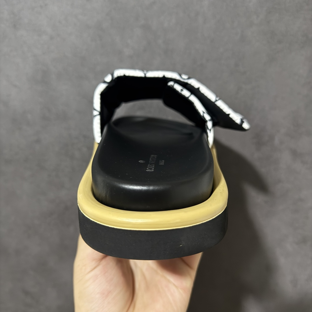 图片[4]-【广东版】Louis Vuitton/路易威登 男女鞋广东原产，升级配置包装物及天地盖硬质礼盒!!，采用环保填充羽绒Monogram尼龙包裹鞋床及宽幅鞋带,内衬小羊真皮，升级韧性舒适内底,外置轻质EVA发泡锯齿橡胶外底❗️与日本艺术家村上隆的跨界合作系列，法国奢侈品牌LV路易威登Louis Vuitton Pool Pillow Comfort Mules\”Monogram\”日落系列泳池风魔术贴可调节女士舒适露趾休闲凉拖鞋“ 尺码：35 36 37 38 39 40 41 42 43 44-选品中心