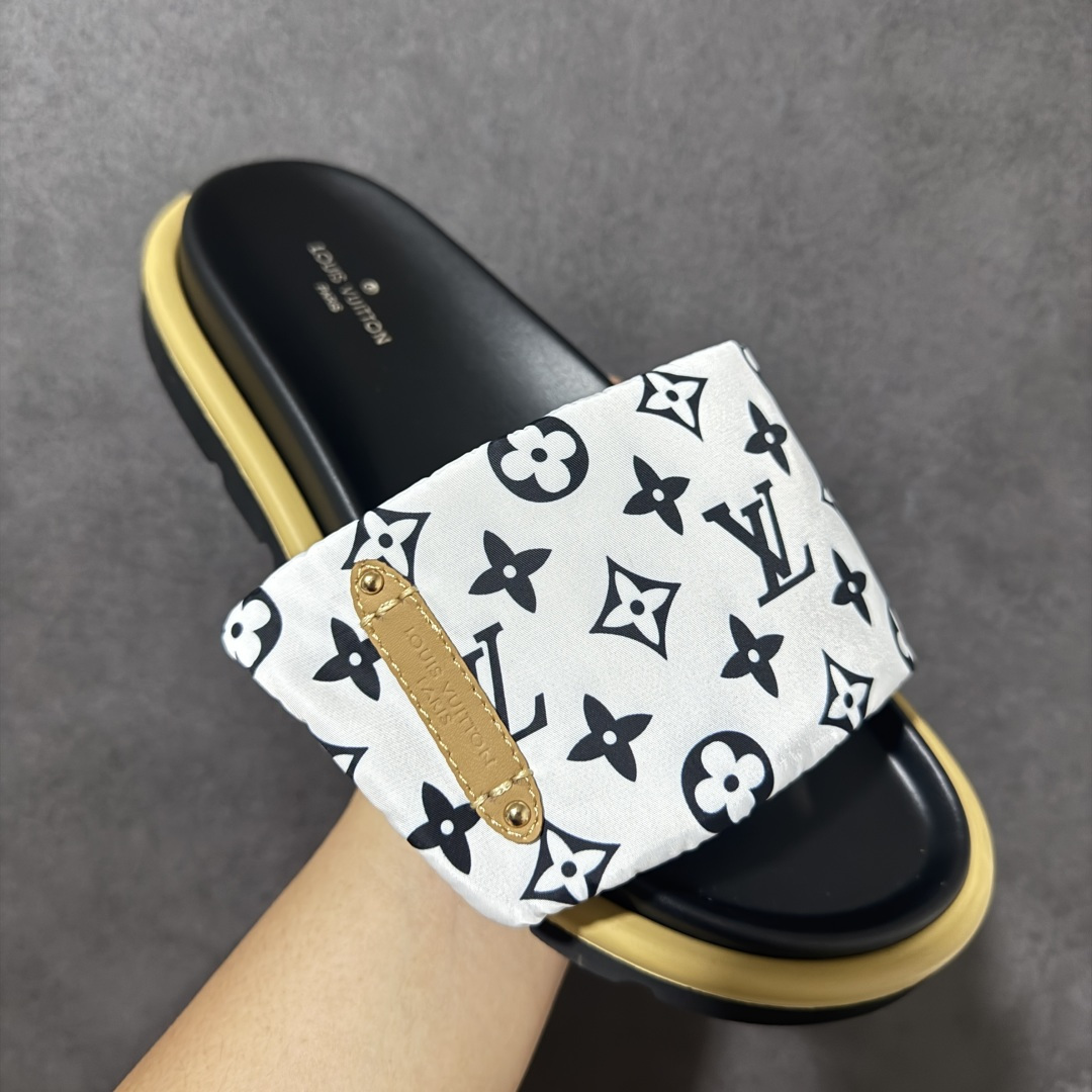 图片[3]-【广东版】Louis Vuitton/路易威登 男女鞋广东原产，升级配置包装物及天地盖硬质礼盒!!，采用环保填充羽绒Monogram尼龙包裹鞋床及宽幅鞋带,内衬小羊真皮，升级韧性舒适内底,外置轻质EVA发泡锯齿橡胶外底❗️与日本艺术家村上隆的跨界合作系列，法国奢侈品牌LV路易威登Louis Vuitton Pool Pillow Comfort Mules\”Monogram\”日落系列泳池风魔术贴可调节女士舒适露趾休闲凉拖鞋“ 尺码：35 36 37 38 39 40 41 42 43 44-选品中心