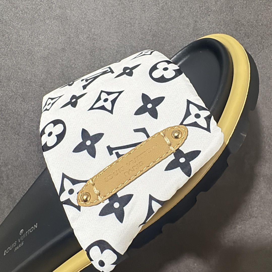 图片[8]-【广东版】Louis Vuitton/路易威登 男女鞋广东原产，升级配置包装物及天地盖硬质礼盒!!，采用环保填充羽绒Monogram尼龙包裹鞋床及宽幅鞋带,内衬小羊真皮，升级韧性舒适内底,外置轻质EVA发泡锯齿橡胶外底❗️与日本艺术家村上隆的跨界合作系列，法国奢侈品牌LV路易威登Louis Vuitton Pool Pillow Comfort Mules\”Monogram\”日落系列泳池风魔术贴可调节女士舒适露趾休闲凉拖鞋“ 尺码：35 36 37 38 39 40 41 42 43 44-选品中心