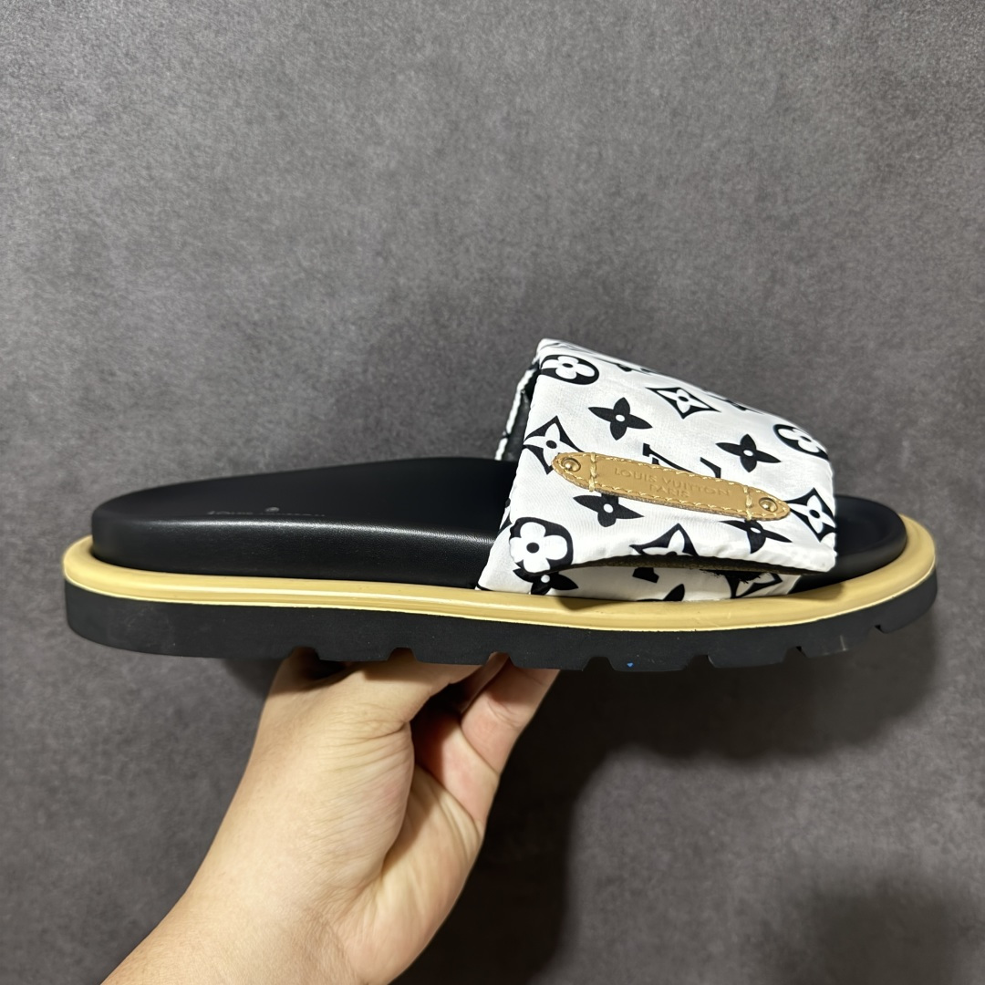 【广东版】Louis Vuitton/路易威登 男女鞋广东原产，升级配置包装物及天地盖硬质礼盒!!，采用环保填充羽绒Monogram尼龙包裹鞋床及宽幅鞋带,内衬小羊真皮，升级韧性舒适内底,外置轻质EVA发泡锯齿橡胶外底❗️与日本艺术家村上隆的跨界合作系列，法国奢侈品牌LV路易威登Louis Vuitton Pool Pillow Comfort Mules\