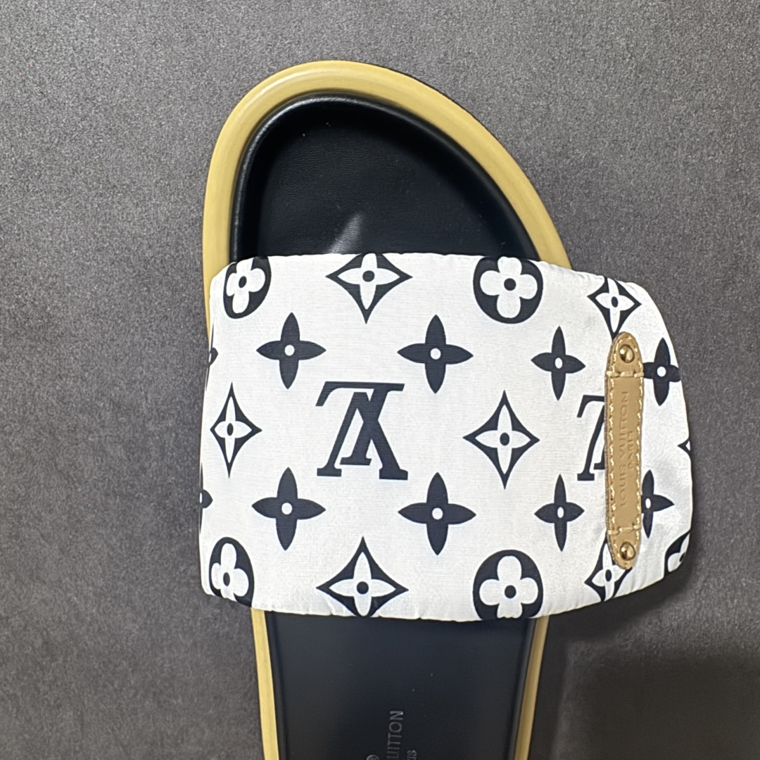 图片[5]-【广东版】Louis Vuitton/路易威登 男女鞋广东原产，升级配置包装物及天地盖硬质礼盒!!，采用环保填充羽绒Monogram尼龙包裹鞋床及宽幅鞋带,内衬小羊真皮，升级韧性舒适内底,外置轻质EVA发泡锯齿橡胶外底❗️与日本艺术家村上隆的跨界合作系列，法国奢侈品牌LV路易威登Louis Vuitton Pool Pillow Comfort Mules\”Monogram\”日落系列泳池风魔术贴可调节女士舒适露趾休闲凉拖鞋“ 尺码：35 36 37 38 39 40 41 42 43 44-选品中心