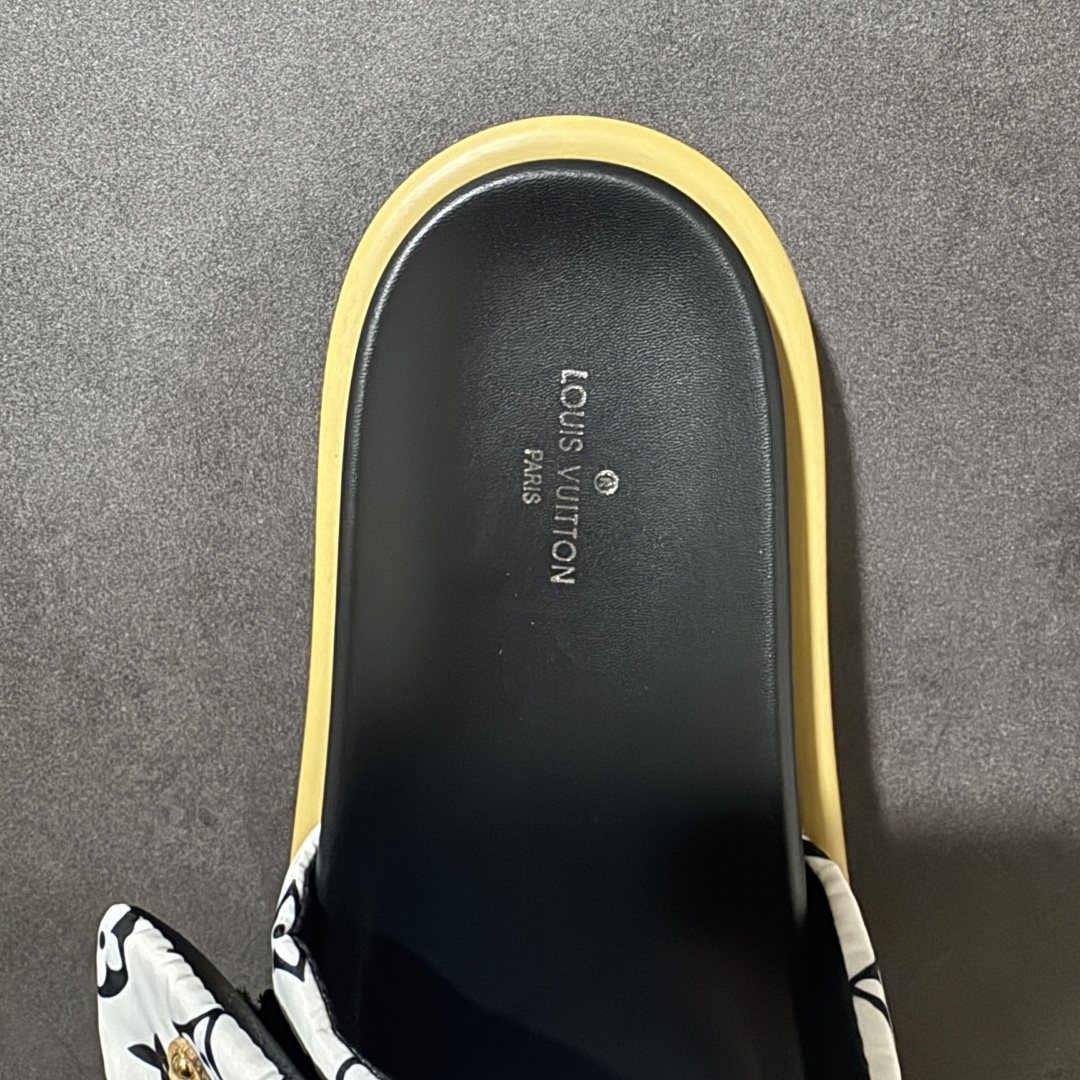 图片[6]-【广东版】Louis Vuitton/路易威登 男女鞋广东原产，升级配置包装物及天地盖硬质礼盒!!，采用环保填充羽绒Monogram尼龙包裹鞋床及宽幅鞋带,内衬小羊真皮，升级韧性舒适内底,外置轻质EVA发泡锯齿橡胶外底❗️与日本艺术家村上隆的跨界合作系列，法国奢侈品牌LV路易威登Louis Vuitton Pool Pillow Comfort Mules\”Monogram\”日落系列泳池风魔术贴可调节女士舒适露趾休闲凉拖鞋“ 尺码：35 36 37 38 39 40 41 42 43 44-选品中心