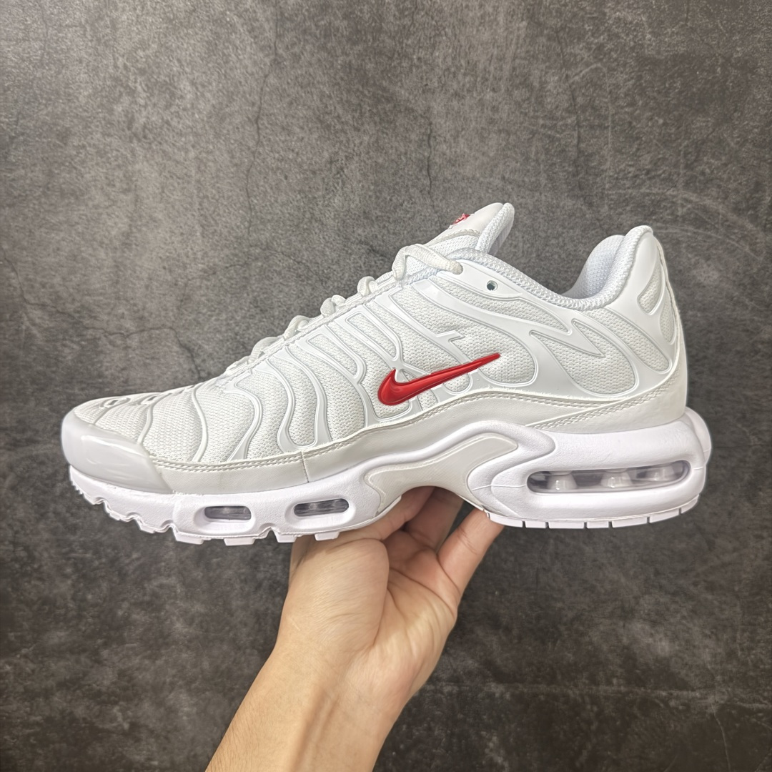 图片[2]-【TK纯原版】Nike Air Max Plus TN x Supreme 联名气垫系列跑鞋 DA1472-100 全新一比一高端版本 真正的市场T1品质 更多配色陆续出货 真正的用心研发 一点一点抠出来的 品质 品控细节 随便闭眼对比市场任何版本 全套原纸板楦头开发 完美呈现版型 工艺流程均与原鞋保持一致 Turned Air 中底缓震技术 鞋面弧度与大底弧度一致 鞋头正确TPU材质 鞋面高频TPU材质1.0厚度 原鞋一致层次感 超越公司货的品控标准 多道QC质检 货号： 尺码： 40.5 41 42 42.5 43 44 44.5 45 46 47.5 48.5-选品中心