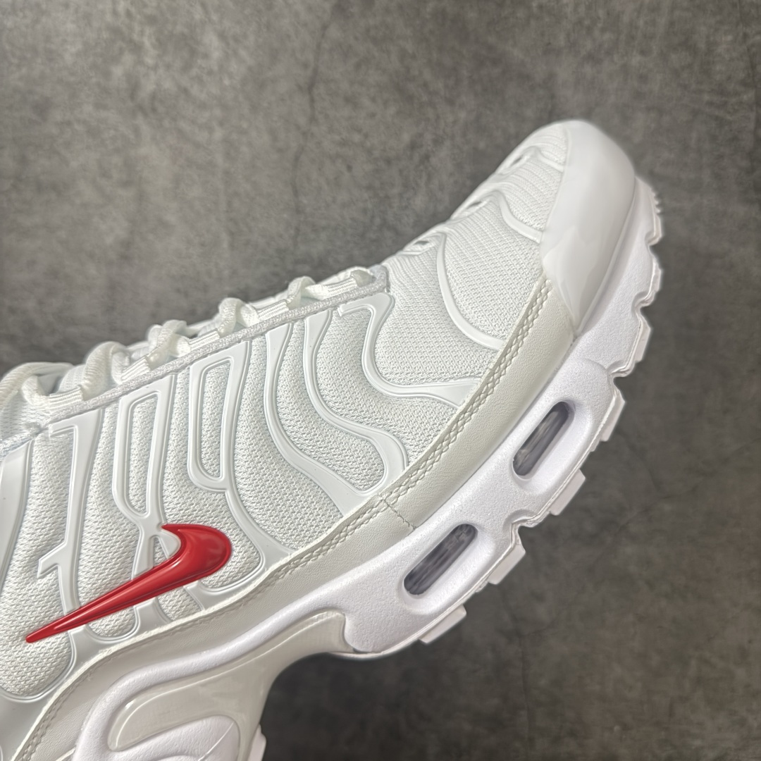 图片[6]-【TK纯原版】Nike Air Max Plus TN x Supreme 联名气垫系列跑鞋 DA1472-100 全新一比一高端版本 真正的市场T1品质 更多配色陆续出货 真正的用心研发 一点一点抠出来的 品质 品控细节 随便闭眼对比市场任何版本 全套原纸板楦头开发 完美呈现版型 工艺流程均与原鞋保持一致 Turned Air 中底缓震技术 鞋面弧度与大底弧度一致 鞋头正确TPU材质 鞋面高频TPU材质1.0厚度 原鞋一致层次感 超越公司货的品控标准 多道QC质检 货号： 尺码： 40.5 41 42 42.5 43 44 44.5 45 46 47.5 48.5-选品中心