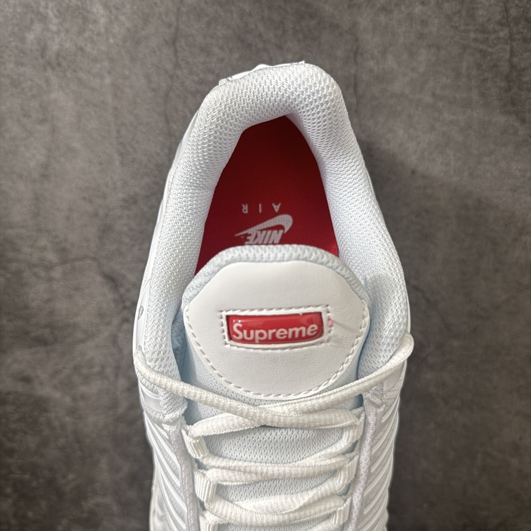 图片[8]-【TK纯原版】Nike Air Max Plus TN x Supreme 联名气垫系列跑鞋 DA1472-100 全新一比一高端版本 真正的市场T1品质 更多配色陆续出货 真正的用心研发 一点一点抠出来的 品质 品控细节 随便闭眼对比市场任何版本 全套原纸板楦头开发 完美呈现版型 工艺流程均与原鞋保持一致 Turned Air 中底缓震技术 鞋面弧度与大底弧度一致 鞋头正确TPU材质 鞋面高频TPU材质1.0厚度 原鞋一致层次感 超越公司货的品控标准 多道QC质检 货号： 尺码： 40.5 41 42 42.5 43 44 44.5 45 46 47.5 48.5-选品中心