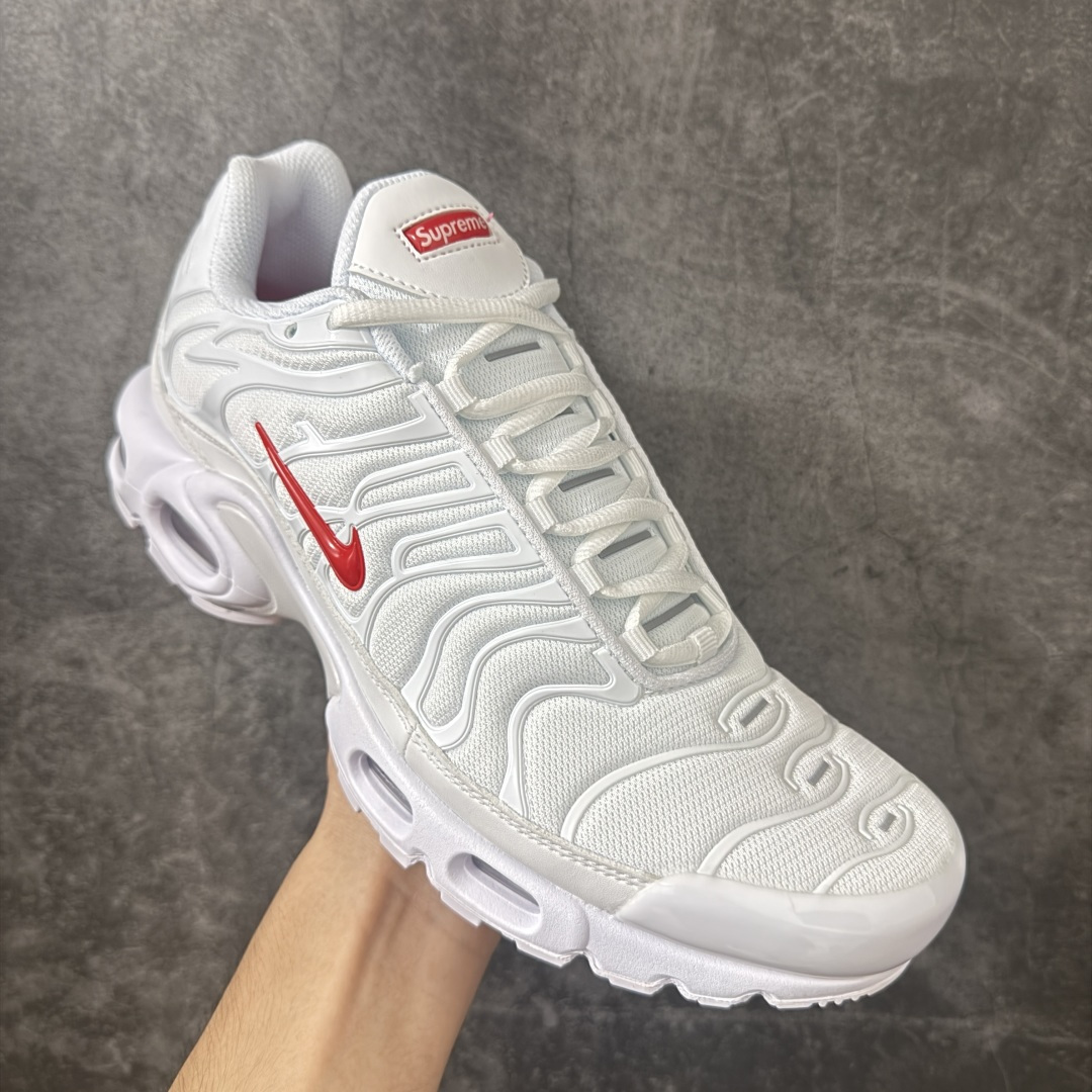 图片[3]-【TK纯原版】Nike Air Max Plus TN x Supreme 联名气垫系列跑鞋 DA1472-100 全新一比一高端版本 真正的市场T1品质 更多配色陆续出货 真正的用心研发 一点一点抠出来的 品质 品控细节 随便闭眼对比市场任何版本 全套原纸板楦头开发 完美呈现版型 工艺流程均与原鞋保持一致 Turned Air 中底缓震技术 鞋面弧度与大底弧度一致 鞋头正确TPU材质 鞋面高频TPU材质1.0厚度 原鞋一致层次感 超越公司货的品控标准 多道QC质检 货号： 尺码： 40.5 41 42 42.5 43 44 44.5 45 46 47.5 48.5-选品中心