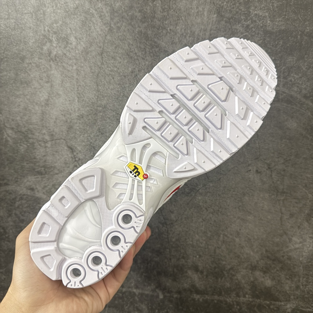 图片[9]-【TK纯原版】Nike Air Max Plus TN x Supreme 联名气垫系列跑鞋 DA1472-100 全新一比一高端版本 真正的市场T1品质 更多配色陆续出货 真正的用心研发 一点一点抠出来的 品质 品控细节 随便闭眼对比市场任何版本 全套原纸板楦头开发 完美呈现版型 工艺流程均与原鞋保持一致 Turned Air 中底缓震技术 鞋面弧度与大底弧度一致 鞋头正确TPU材质 鞋面高频TPU材质1.0厚度 原鞋一致层次感 超越公司货的品控标准 多道QC质检 货号： 尺码： 40.5 41 42 42.5 43 44 44.5 45 46 47.5 48.5-选品中心