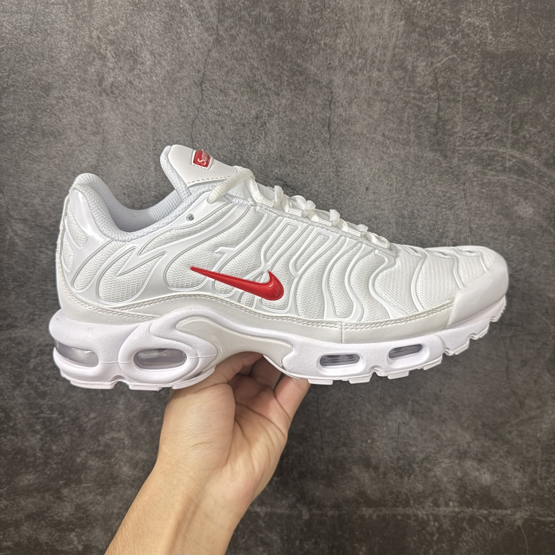 【TK纯原版】Nike Air Max Plus TN x Supreme 联名气垫系列跑鞋 DA1472-100 全新一比一高端版本 真正的市场T1品质 更多配色陆续出货 真正的用心研发 一点一点抠出来的 品质 品控细节 随便闭眼对比市场任何版本 全套原纸板楦头开发 完美呈现版型 工艺流程均与原鞋保持一致 Turned Air 中底缓震技术 鞋面弧度与大底弧度一致 鞋头正确TPU材质 鞋面高频TPU材质1.0厚度 原鞋一致层次感 超越公司货的品控标准 多道QC质检 货号： 尺码： 40.5 41 42 42.5 43 44 44.5 45 46 47.5 48.5-选品中心