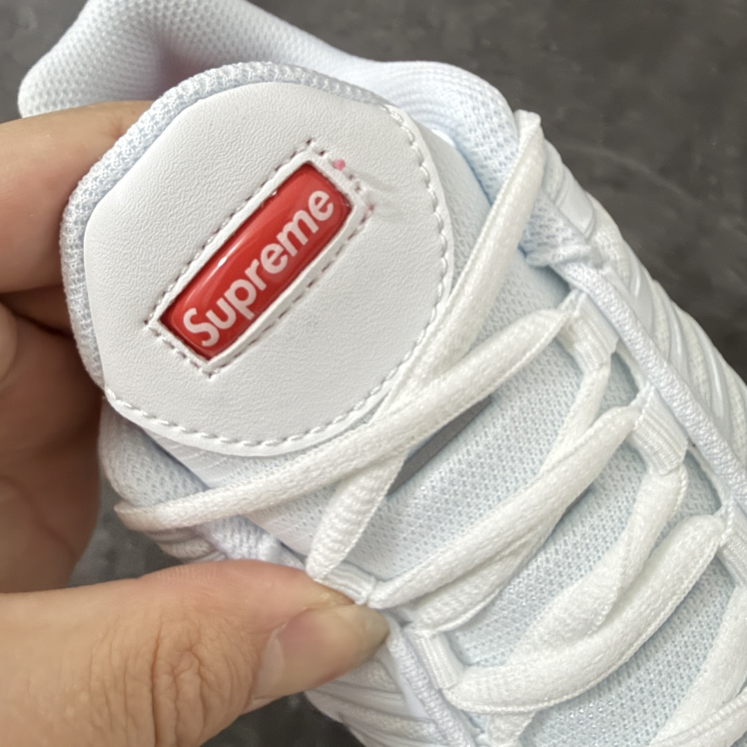 图片[6]-【TK纯原版】Nike Air Max Plus TN x Supreme 联名气垫系列跑鞋 DA1472-100 全新一比一高端版本 真正的市场T1品质 更多配色陆续出货 真正的用心研发 一点一点抠出来的 品质 品控细节 随便闭眼对比市场任何版本 全套原纸板楦头开发 完美呈现版型 工艺流程均与原鞋保持一致 Turned Air 中底缓震技术 鞋面弧度与大底弧度一致 鞋头正确TPU材质 鞋面高频TPU材质1.0厚度 原鞋一致层次感 超越公司货的品控标准 多道QC质检 货号： 尺码： 40.5 41 42 42.5 43 44 44.5 45 46 47.5 48.5-选品中心